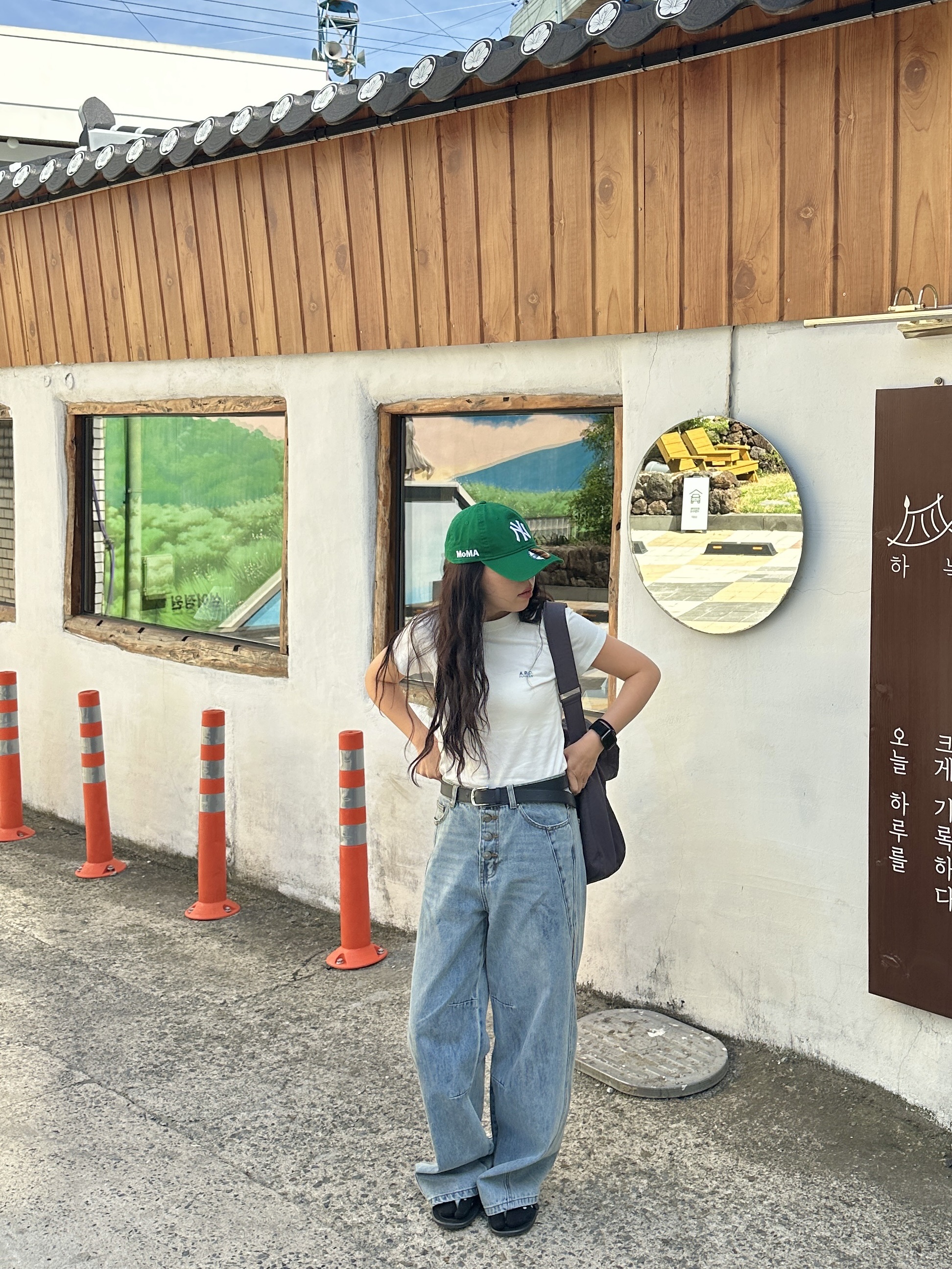 New Era x MoMA New York Yankees Cap Kelly Green, (W) A.P.C. x Fuglen T-Shirt Ivory 착용 스타일 - 1