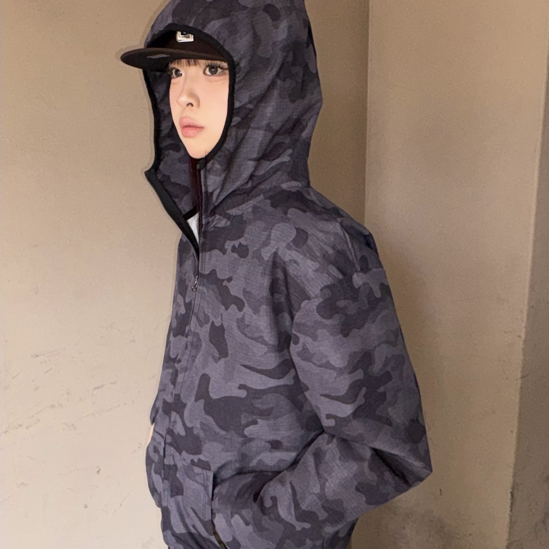 SLOW RECORD HOUSE Ripstop Camo Windbreaker Charcoal 착용 스타일 - 1