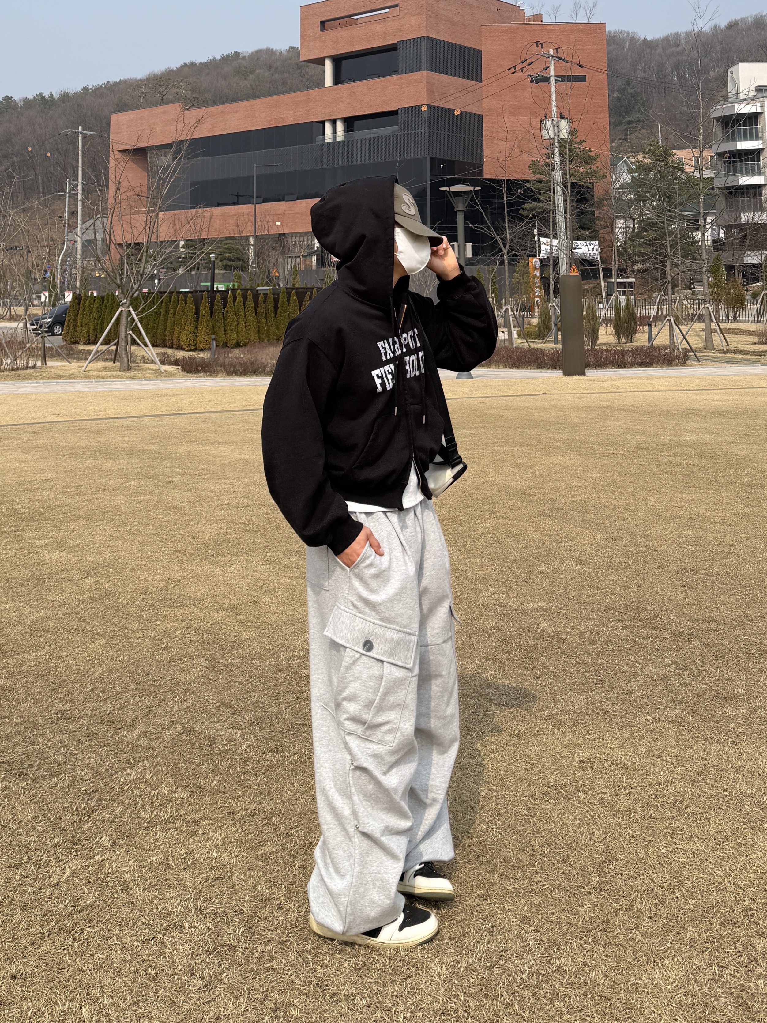 Sunlove Capital Cap Charcoal, Jordan 1 x Travis Scott Retro Low OG SP Reverse Olive 착용 스타일 - 4