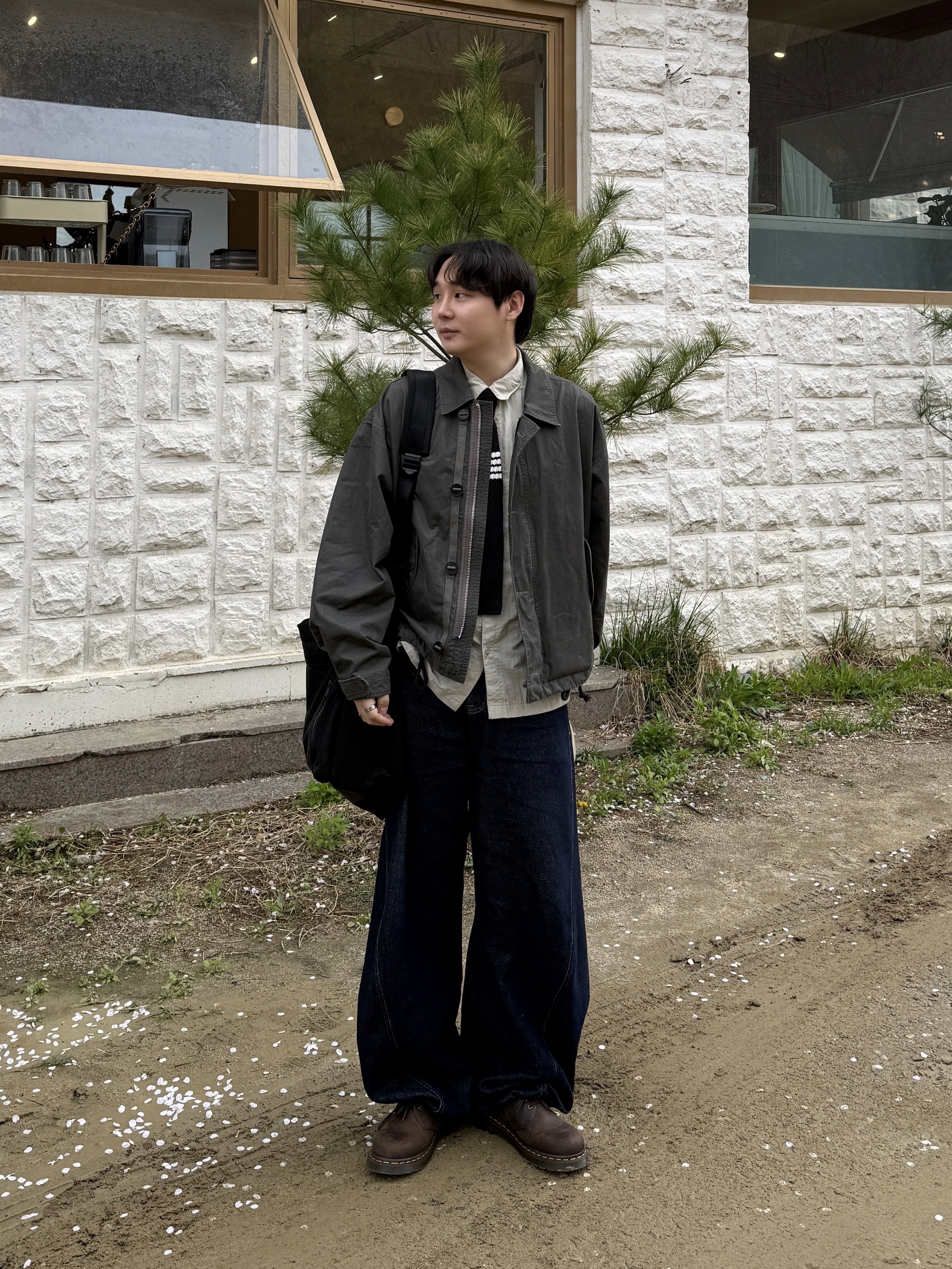 Dr. Martens 1461 Crazy Horse Dark Brown, Thom Browne Silk Knit 4-Bar Tie Black 착용 스타일 - 1