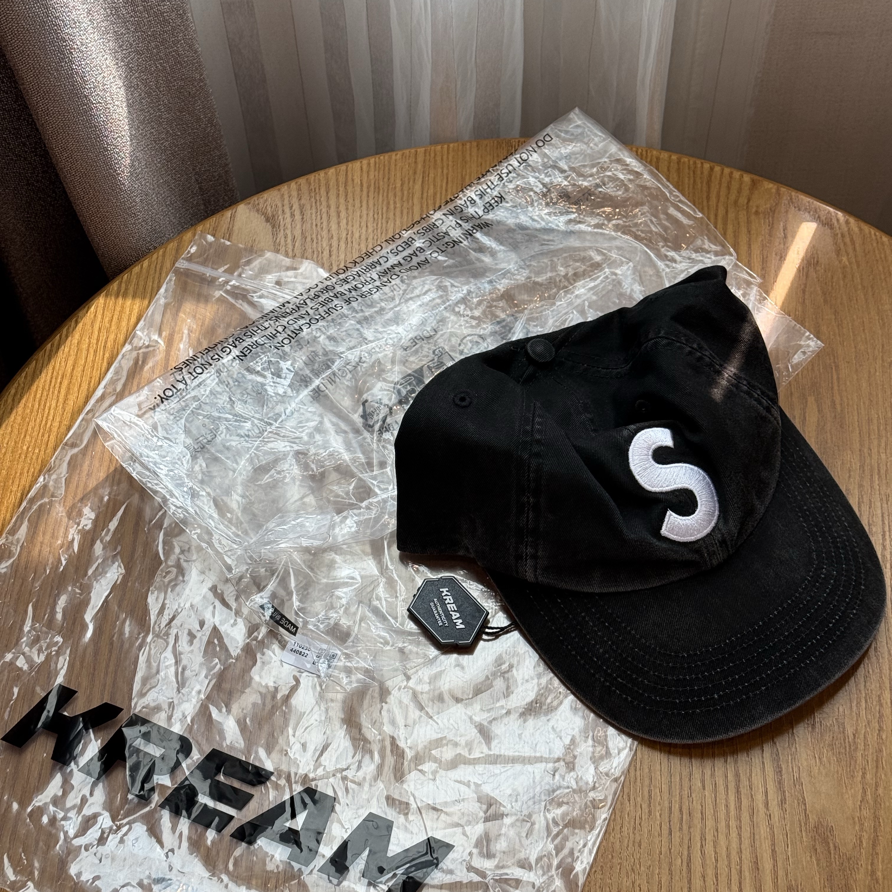 Supreme Pigment Coated 2-Tone S Logo 6-Panel Black - 25FW 착용 스타일