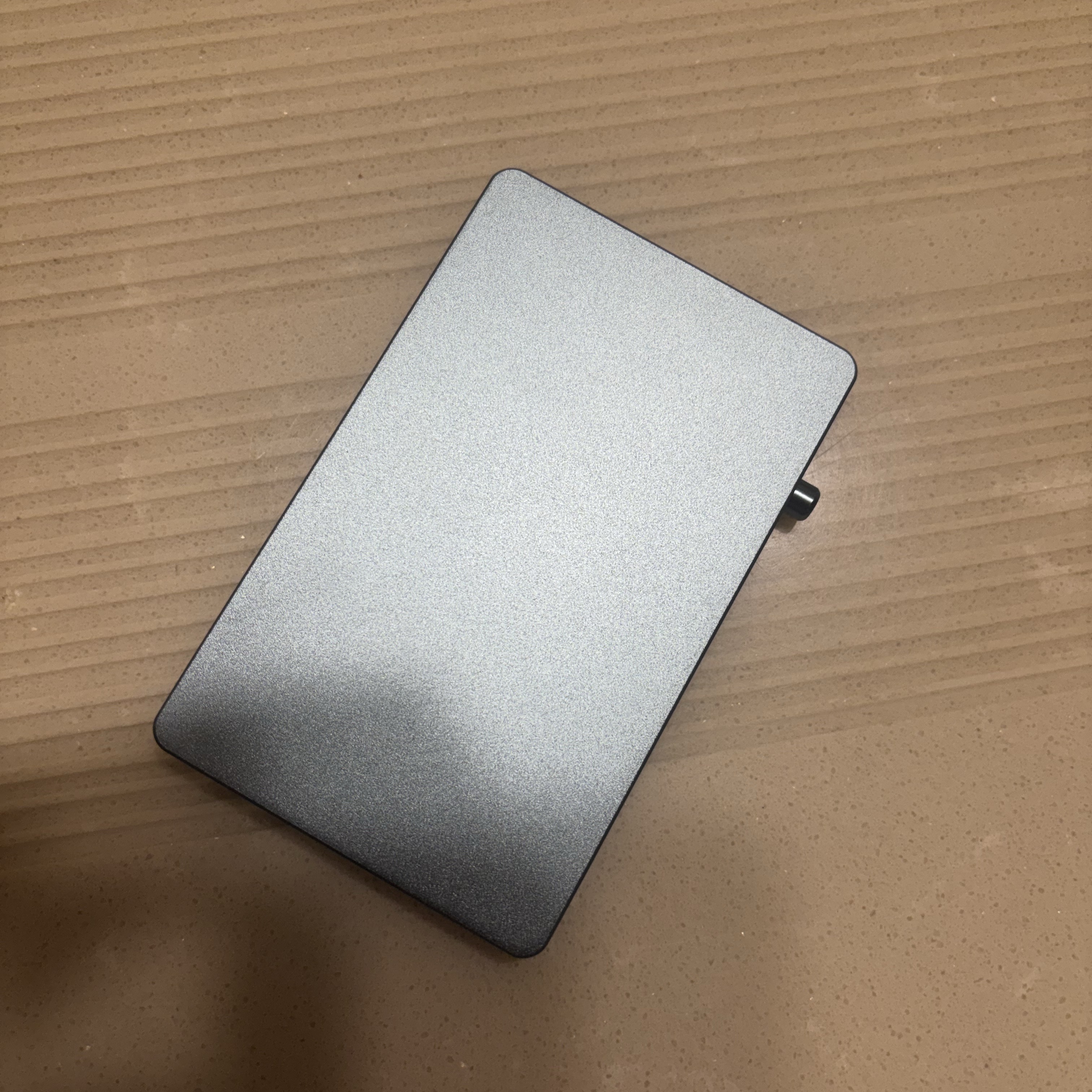 VALENTA ALUMINUM MAGSAFE CARD WALLET COOL GREY 착용 스타일 - 1