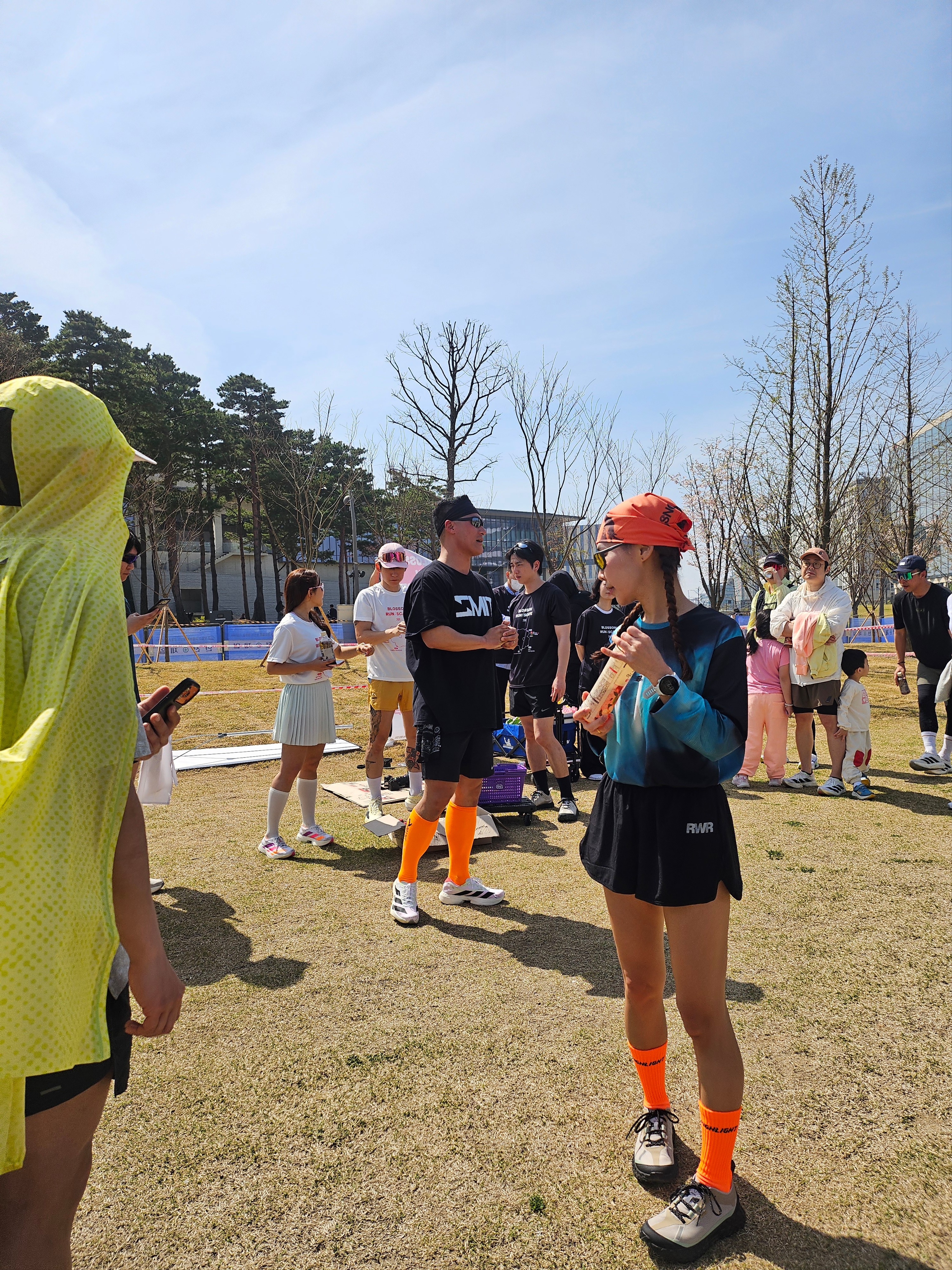 [KREAM 단독] runwhither 3inch Shorts Black, [KREAM 단독] runwhither Race Long Sleeve Black 착용 스타일