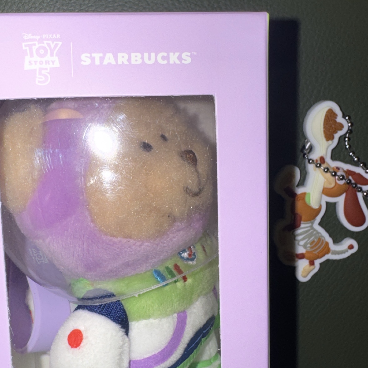 Starbucks x Toy Story 5 MD Buzz Bearista Keychain Purple 착용 스타일