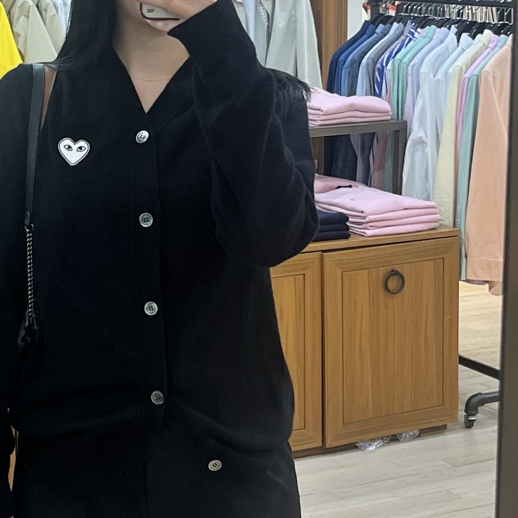Play Comme des Garcons White Heart Knit Cardigan Black 착용 스타일
