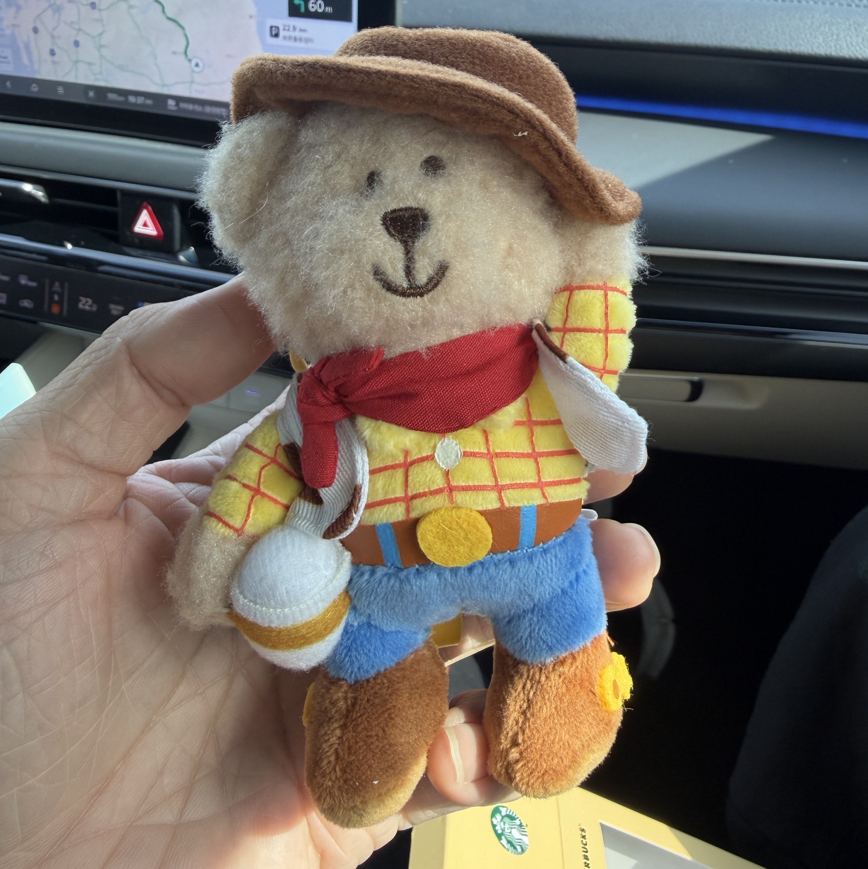 Starbucks x Toy Story 5 MD Woody Bearista Keychain Yellow 착용 스타일