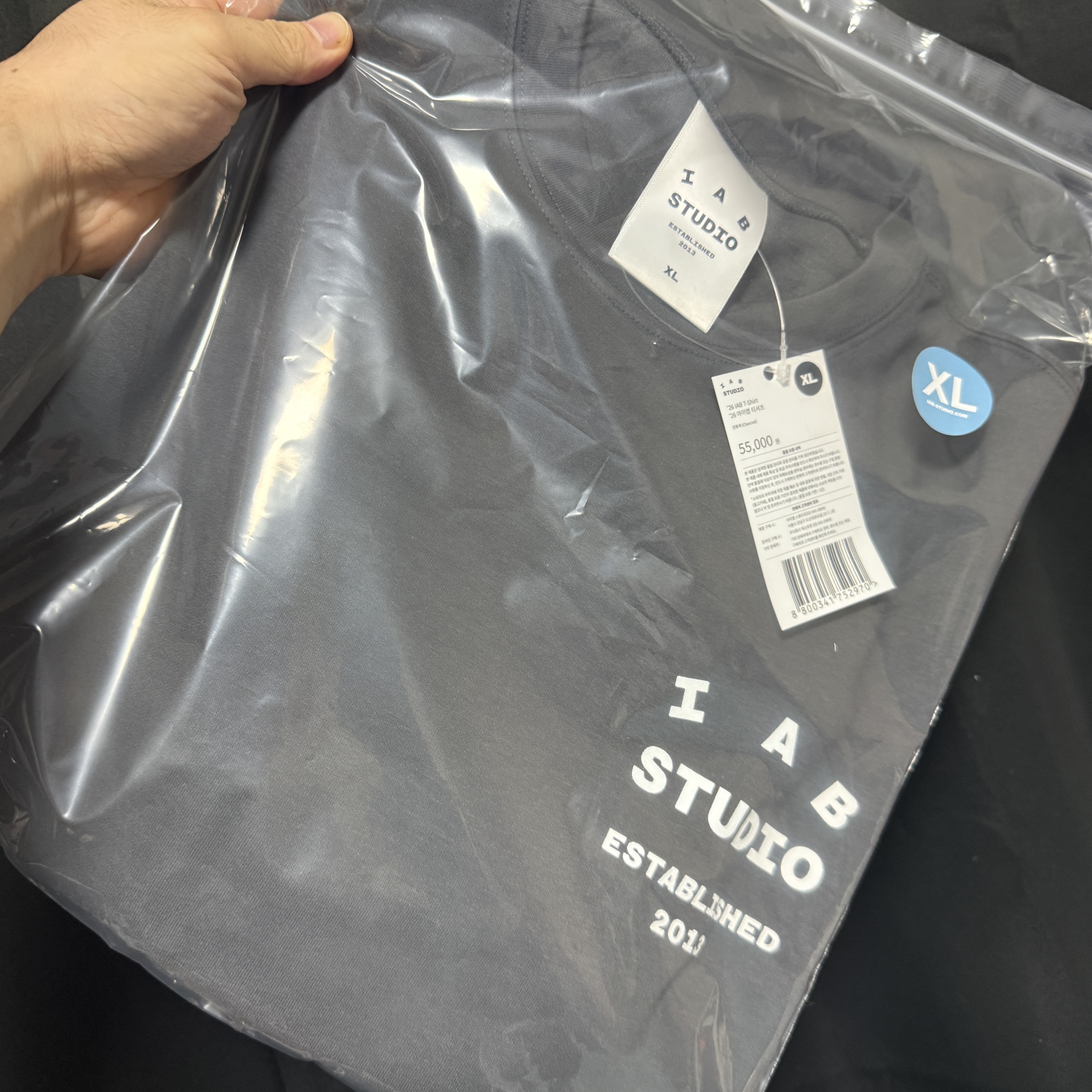 IAB Studio 26 IAB T-Shirt Charcoal White 착용 스타일