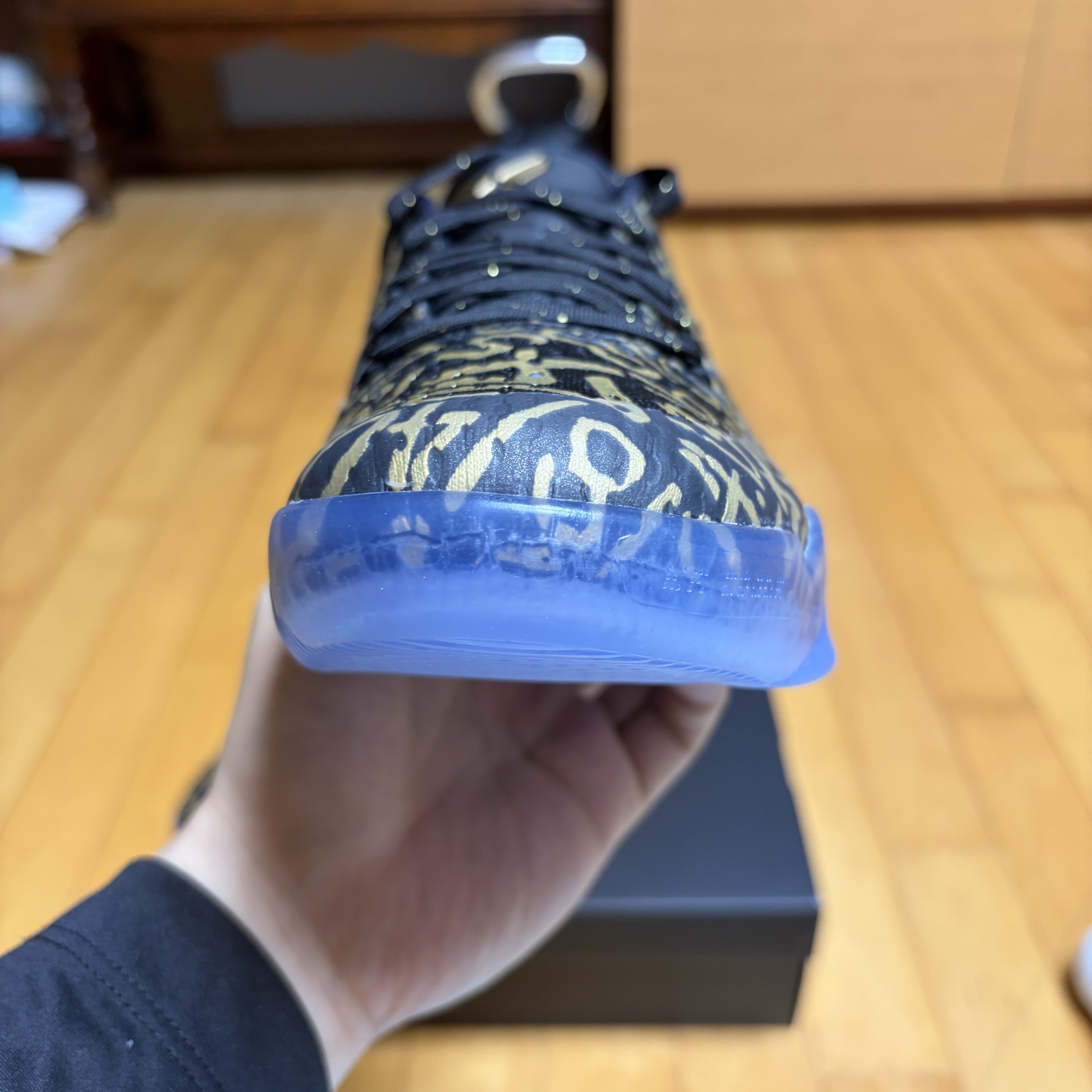 Nike Kobe 11 Protro Black and Metallic Gold 착용 스타일 - 6