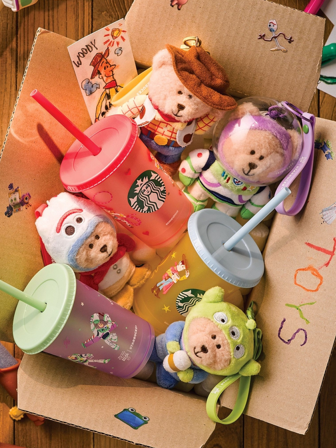 Starbucks x Toy Story 5 MD Woody Bearista Keychain Yellow, Starbucks x Toy Story 5 MD Buzz Bearista Keychain Purple 착용 스타일 - 2