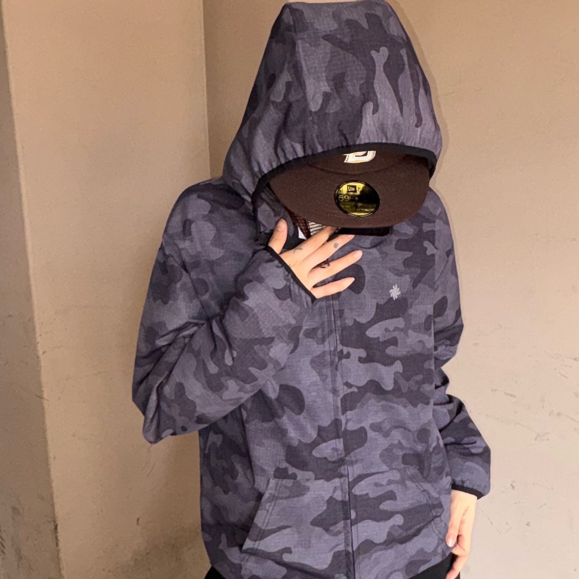 SLOW RECORD HOUSE Ripstop Camo Windbreaker Charcoal 착용 스타일 - 2