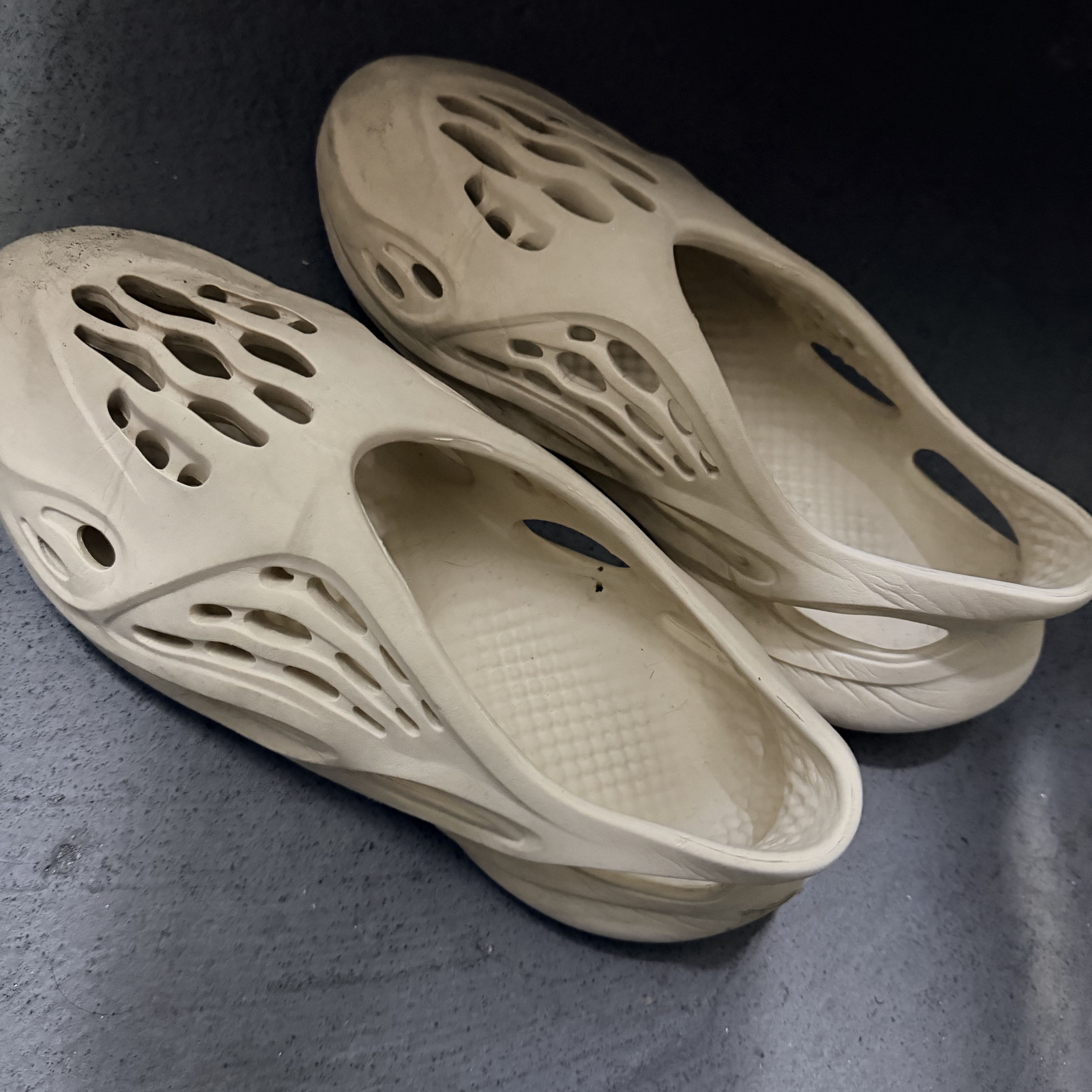 Adidas Yeezy Foam RNNR Sand 착용 스타일