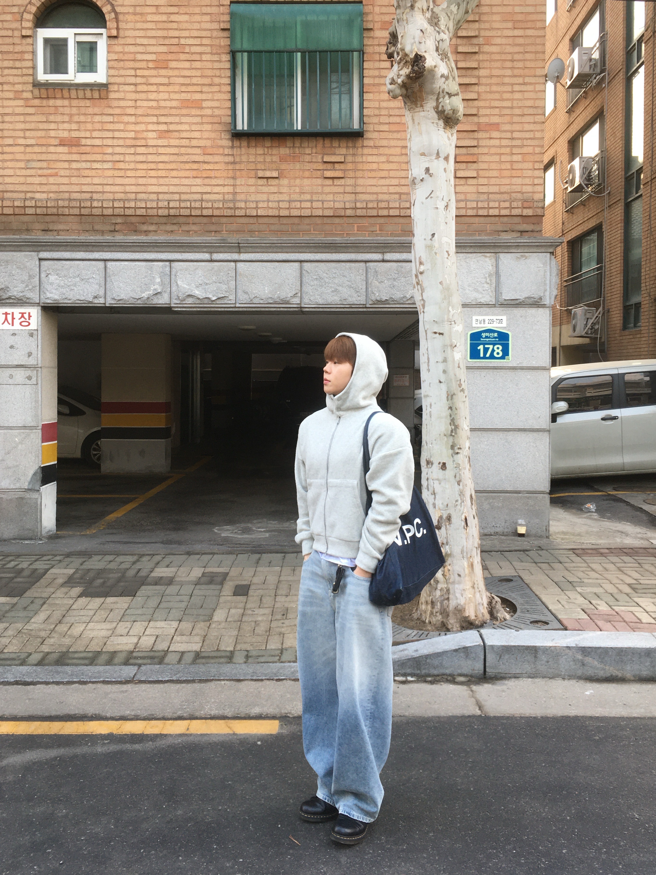 Dr. Martens 1461 Smooth Black, A.P.C. Daniela Shopping Bag Indigo 착용 스타일 - 2