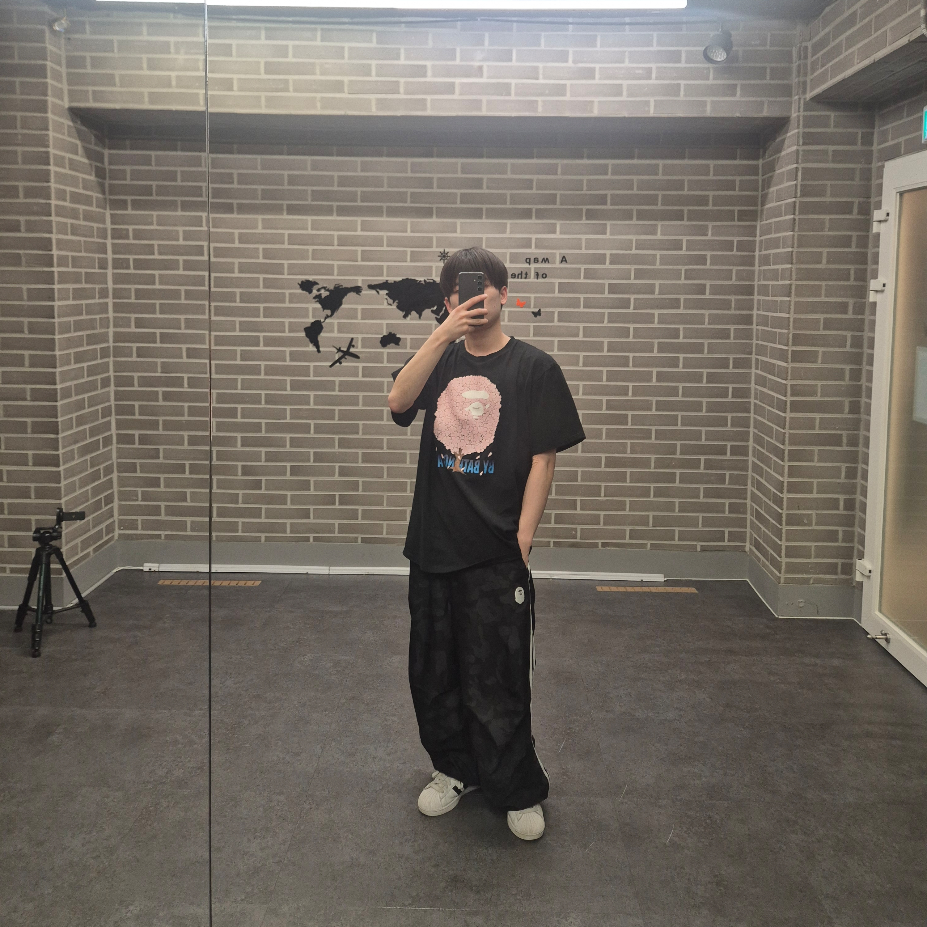 BAPE Sakura By Bathing Ape T-Shirt #1 Black, Adidas x BAPE Jacquard Pants Black - KR Sizing 착용 스타일 - 3