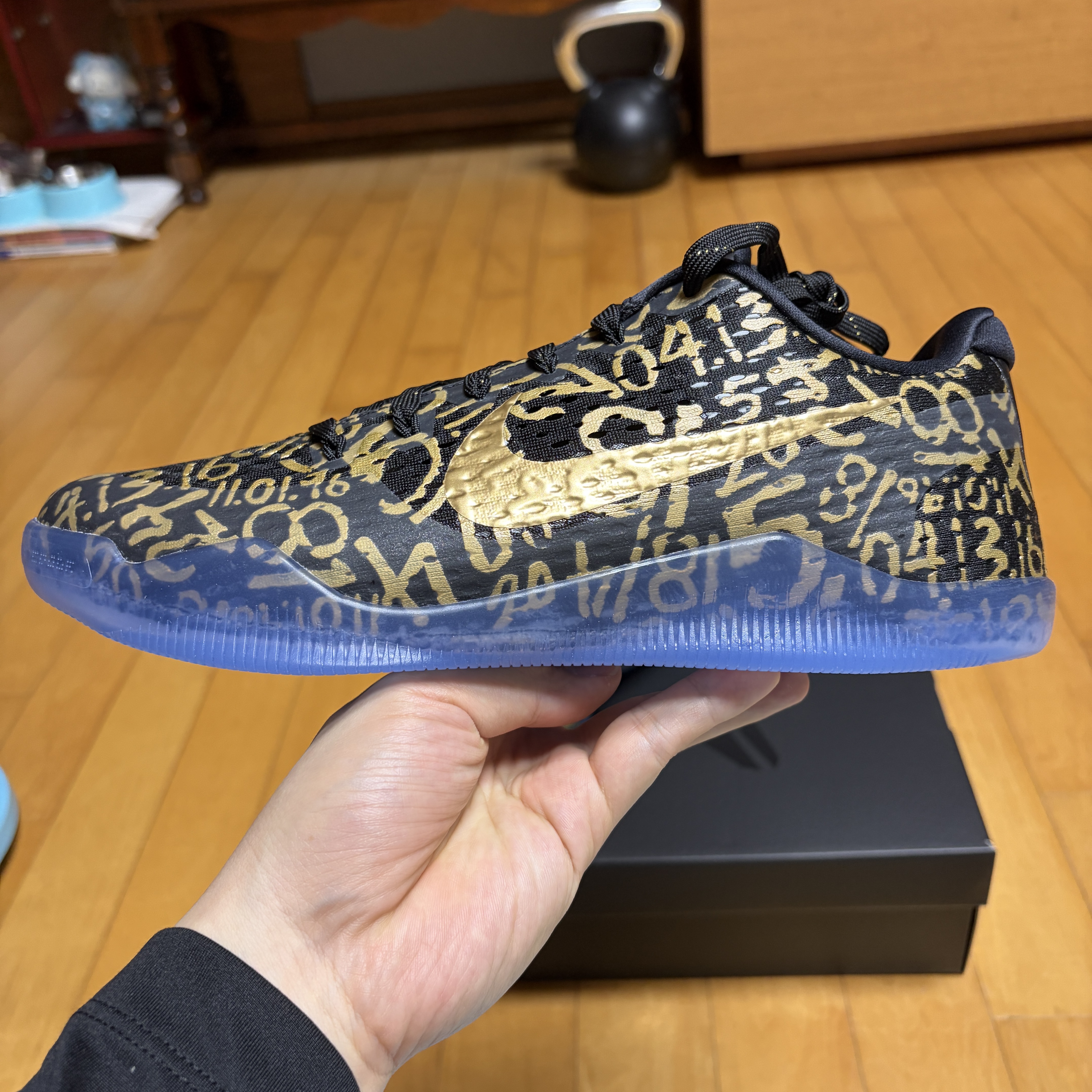 Nike Kobe 11 Protro Black and Metallic Gold 착용 스타일 - 2