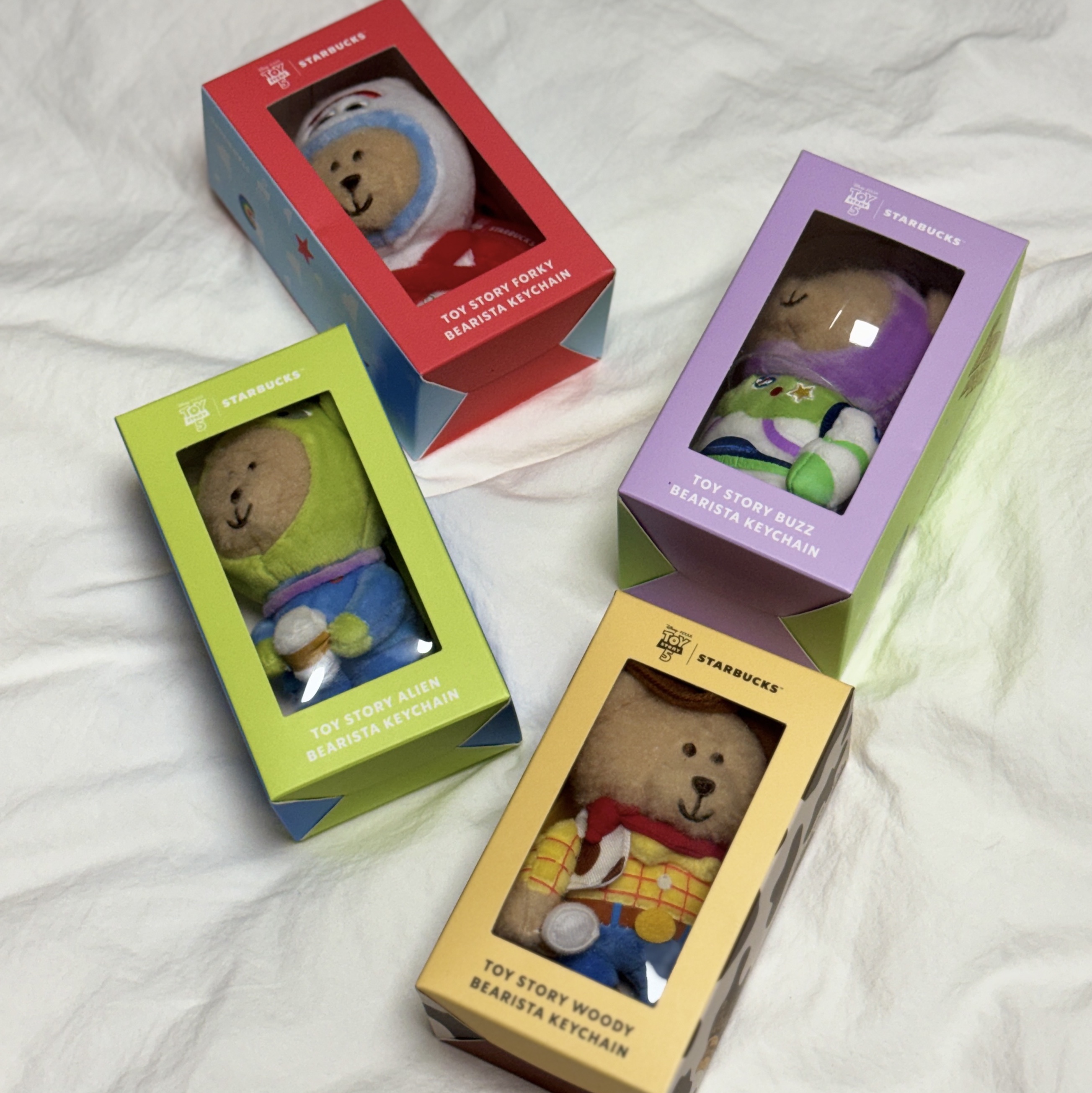Starbucks x Toy Story 5 MD Woody Bearista Keychain Yellow, Starbucks x Toy Story 5 MD Buzz Bearista Keychain Purple 착용 스타일