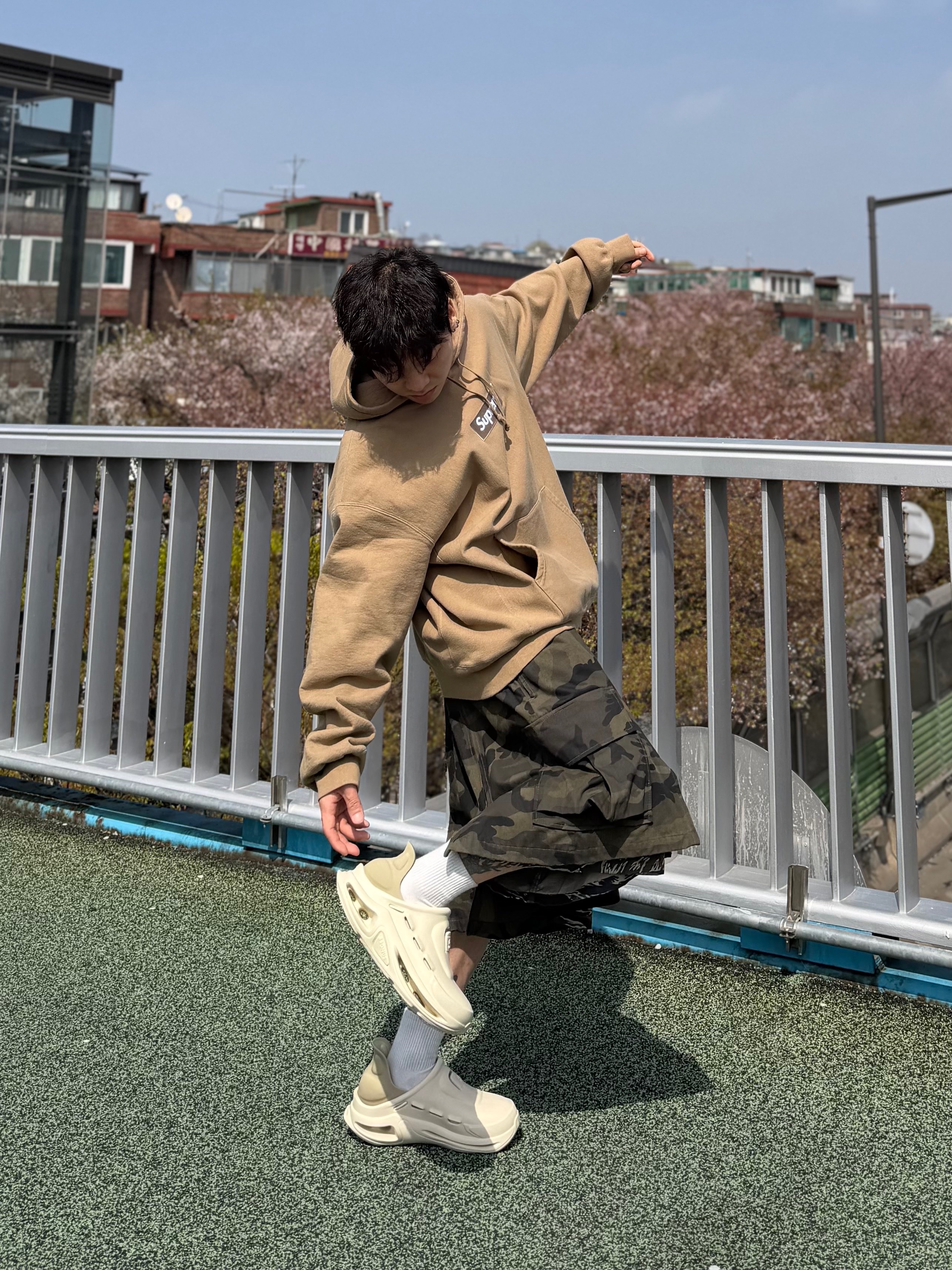 Supreme Box Logo Hooded Sweatshirt Dark Sand - 23FW 착용 스타일 - 1
