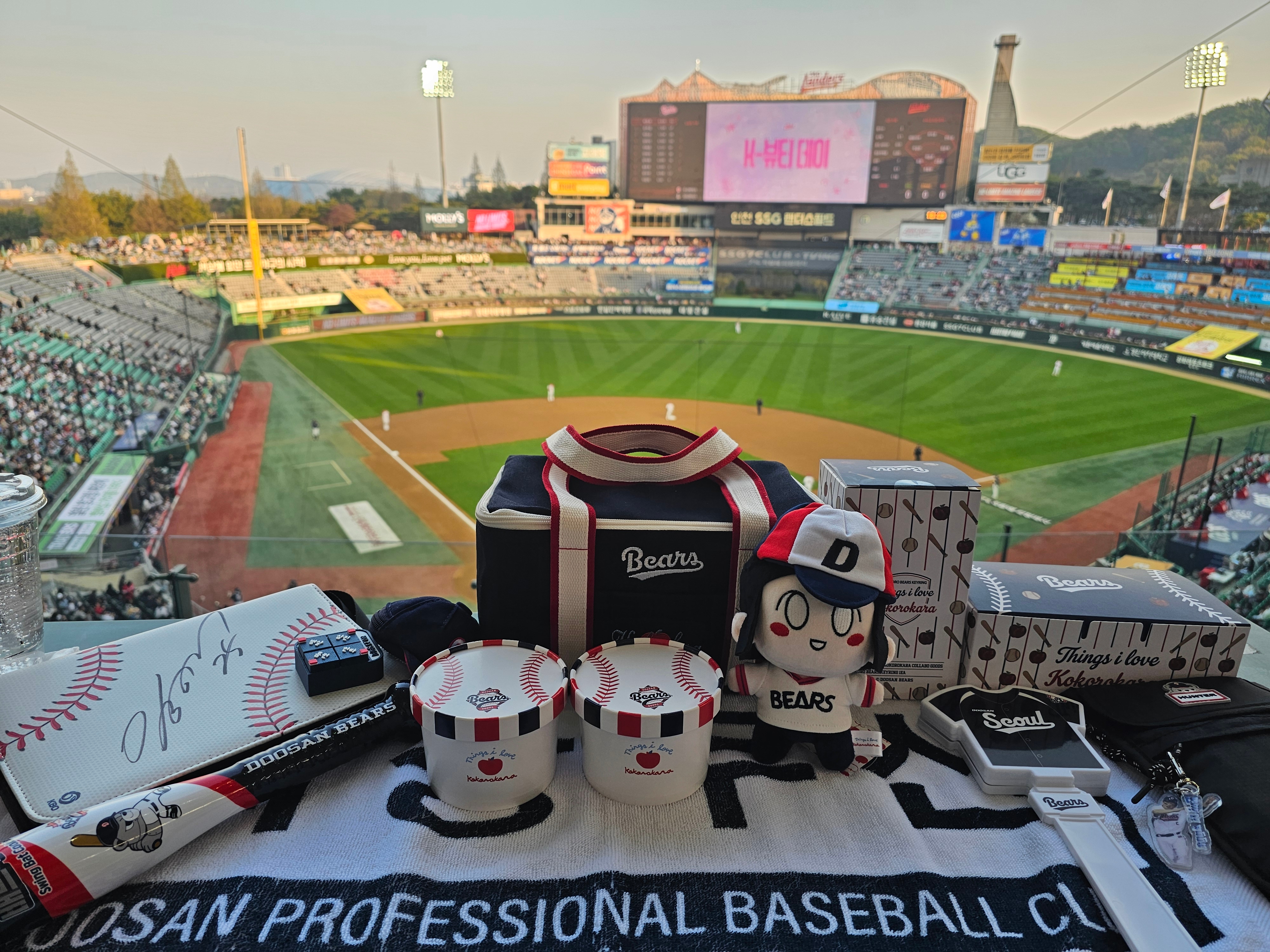 [KREAM 단독] Doosan Bears x Kokorokara Hustle Pudding 2pcs & Kokoro Bear Keyring & Cooler Bag Full Set 착용 스타일 - 1
