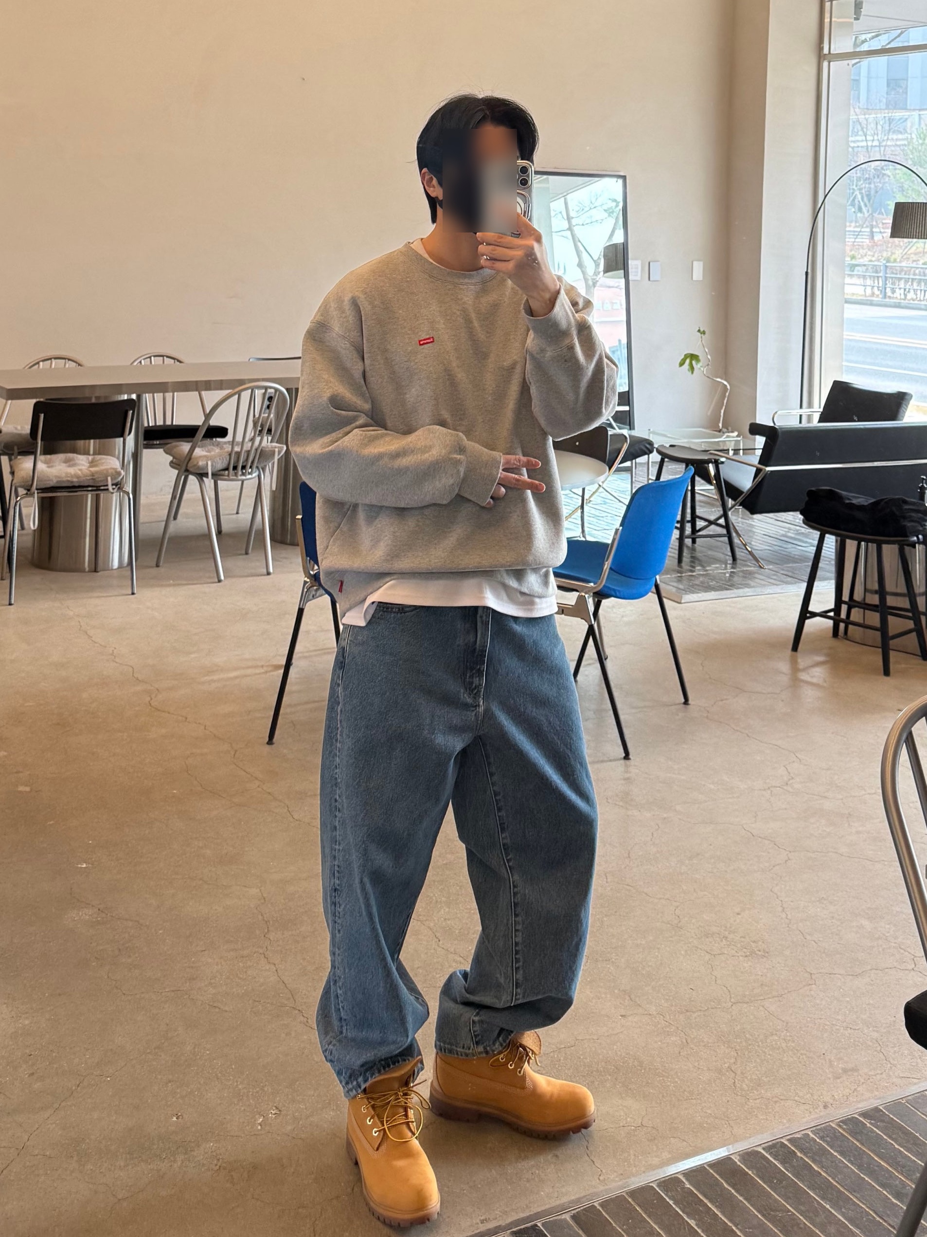 Supreme Small Box Crewneck Heather Grey - 25FW, Supreme Baggy Jean Washed Indigo - 24FW 착용 스타일 - 1