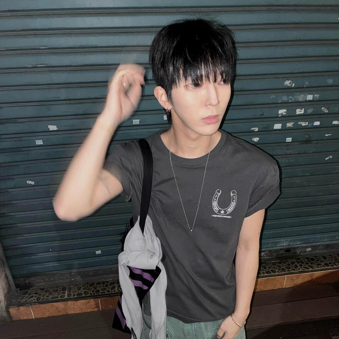 [KREAM 단독] Thevinylhouse Lucky House Tee Charcoal 착용 스타일