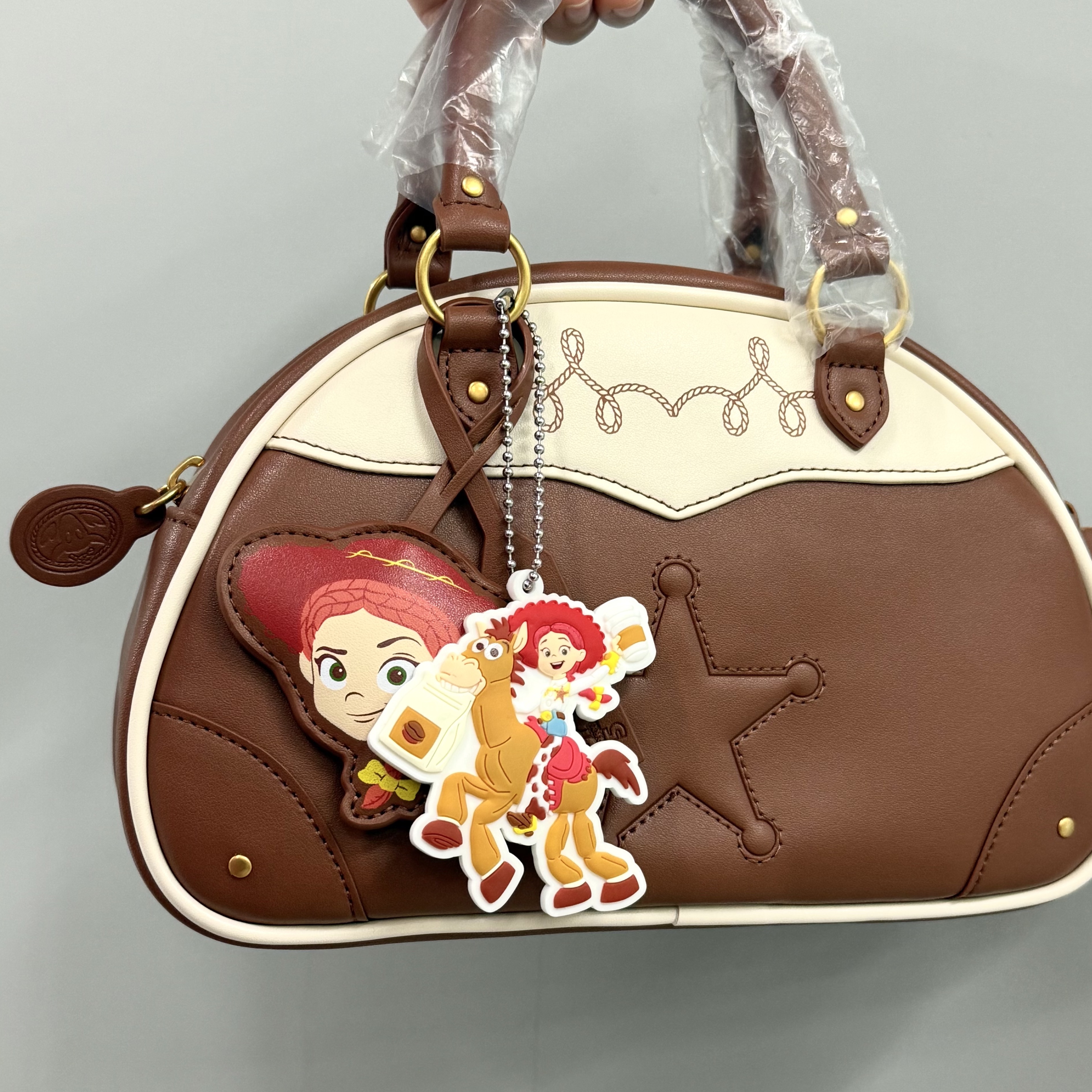 Starbucks x Toy Story 5 MD Cowgirl Bowling Bag Brown 착용 스타일 - 1