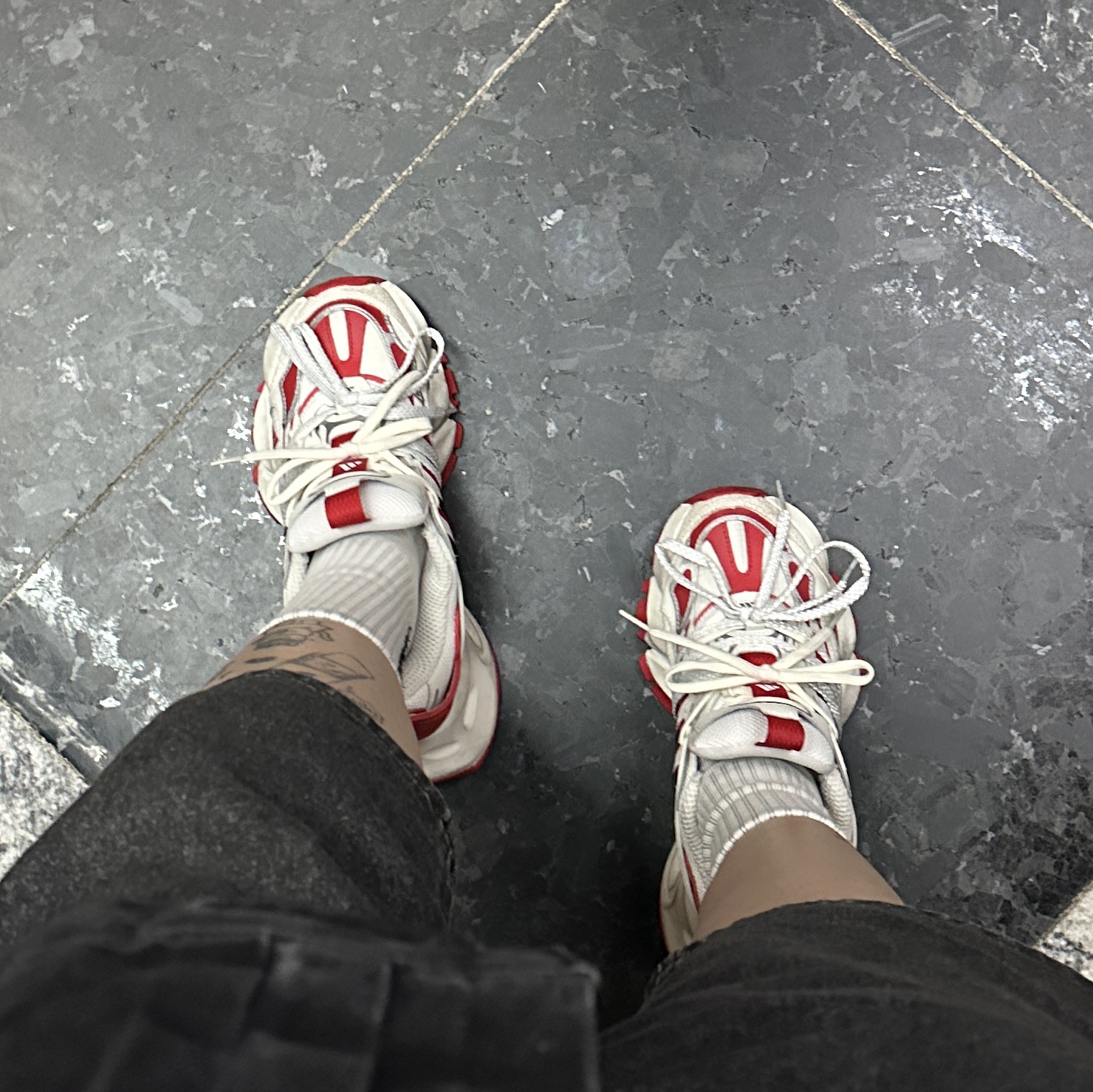 Adidas Vento XLG Deluxe Sneakers White Red, Supreme Washed Chino Twill Camp Cap Black 착용 스타일 - 2