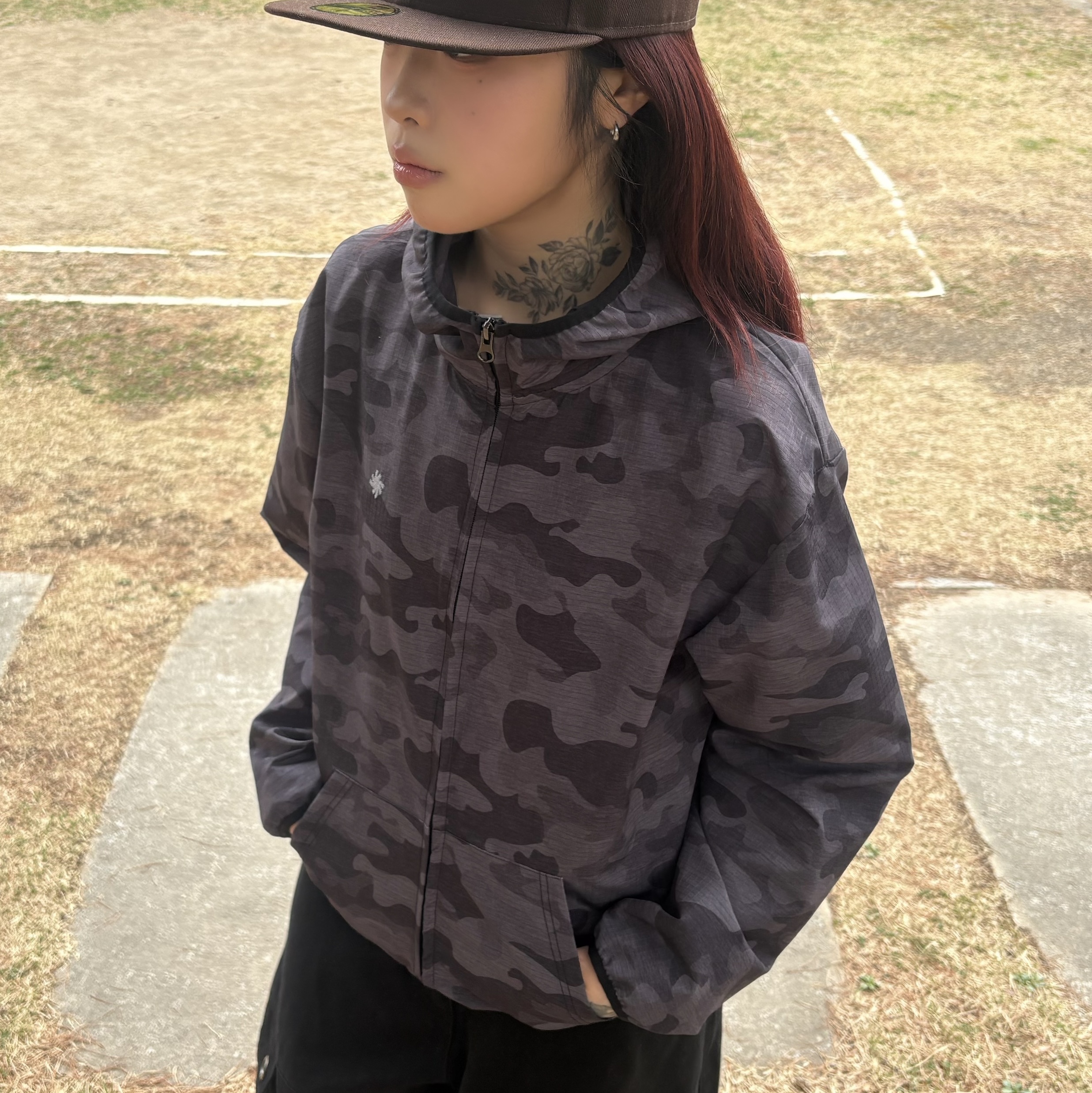 SLOW RECORD HOUSE Ripstop Camo Windbreaker Charcoal 착용 스타일 - 2