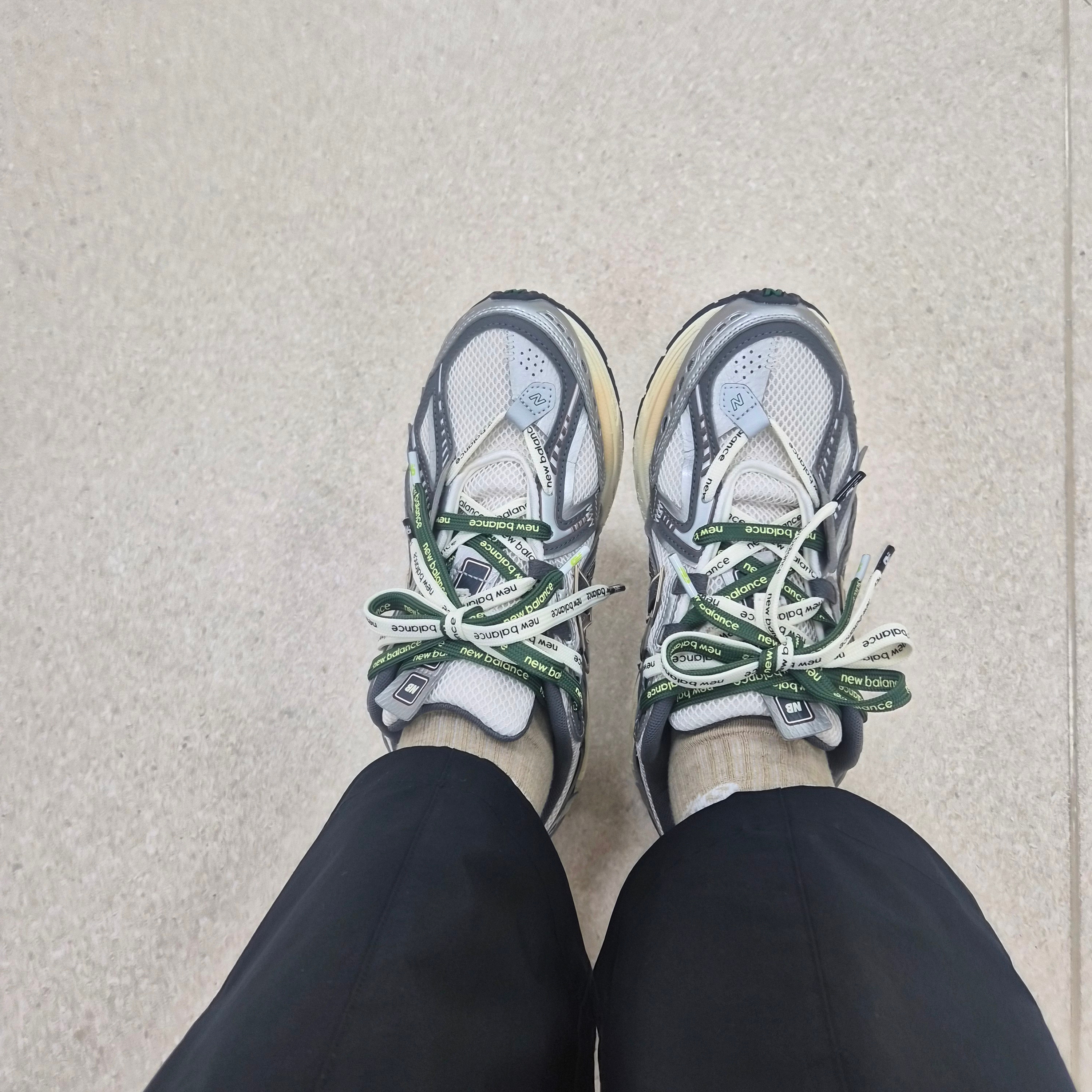 New Balance 1906A Silver Metallic Castlerock 착용 스타일