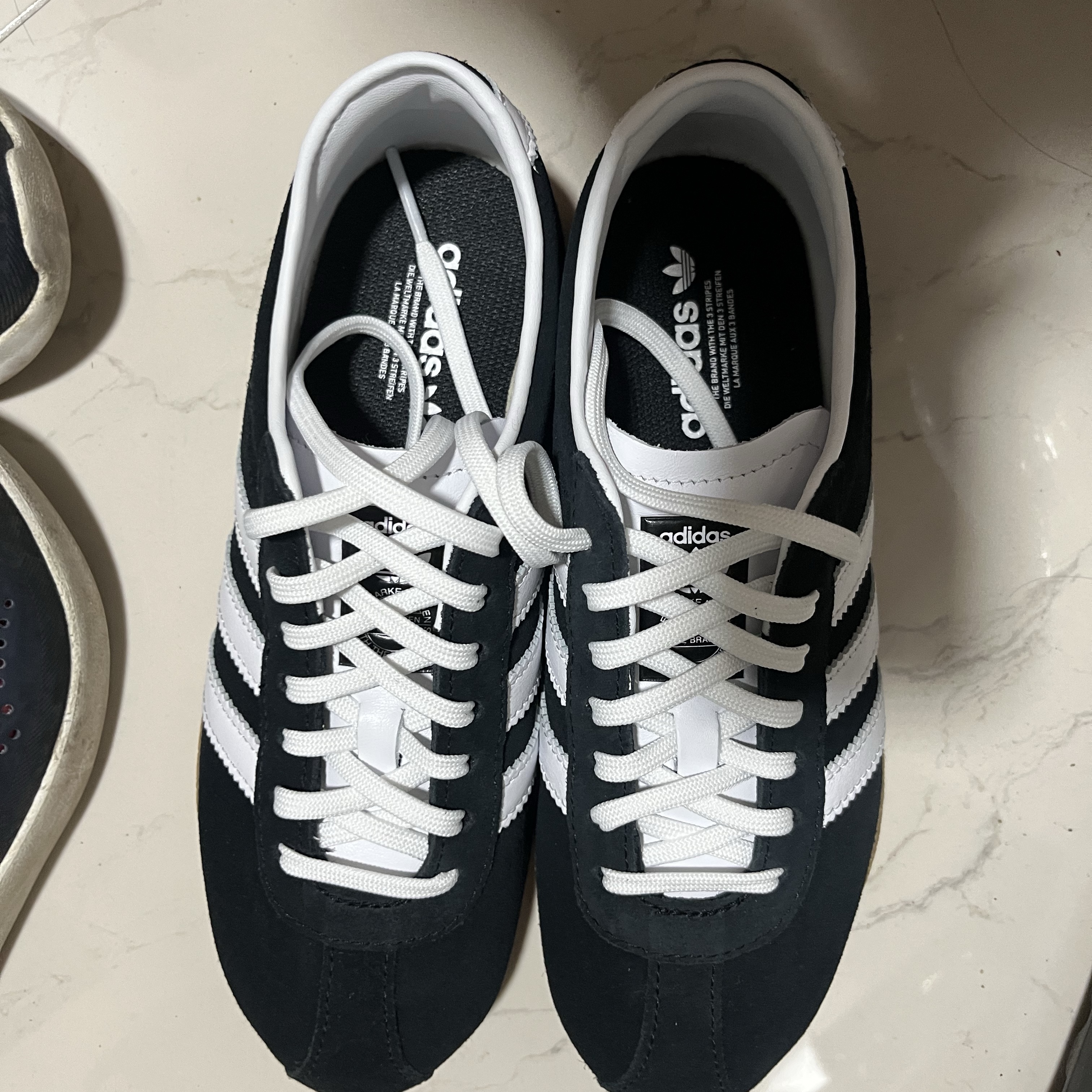 (W) Adidas Tokyo Core Black Cloud White 착용 스타일