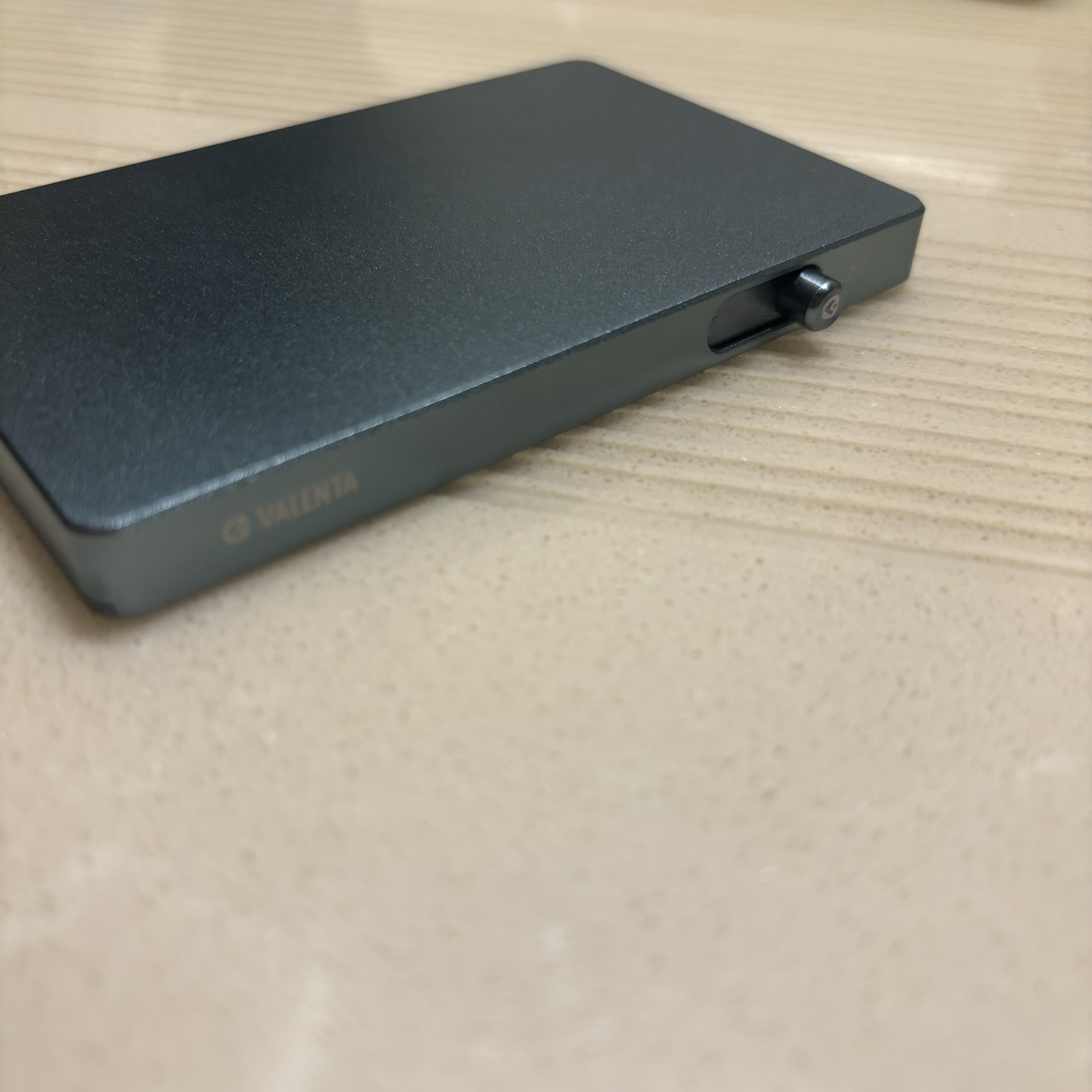 VALENTA ALUMINUM MAGSAFE CARD WALLET COOL GREY 착용 스타일 - 2