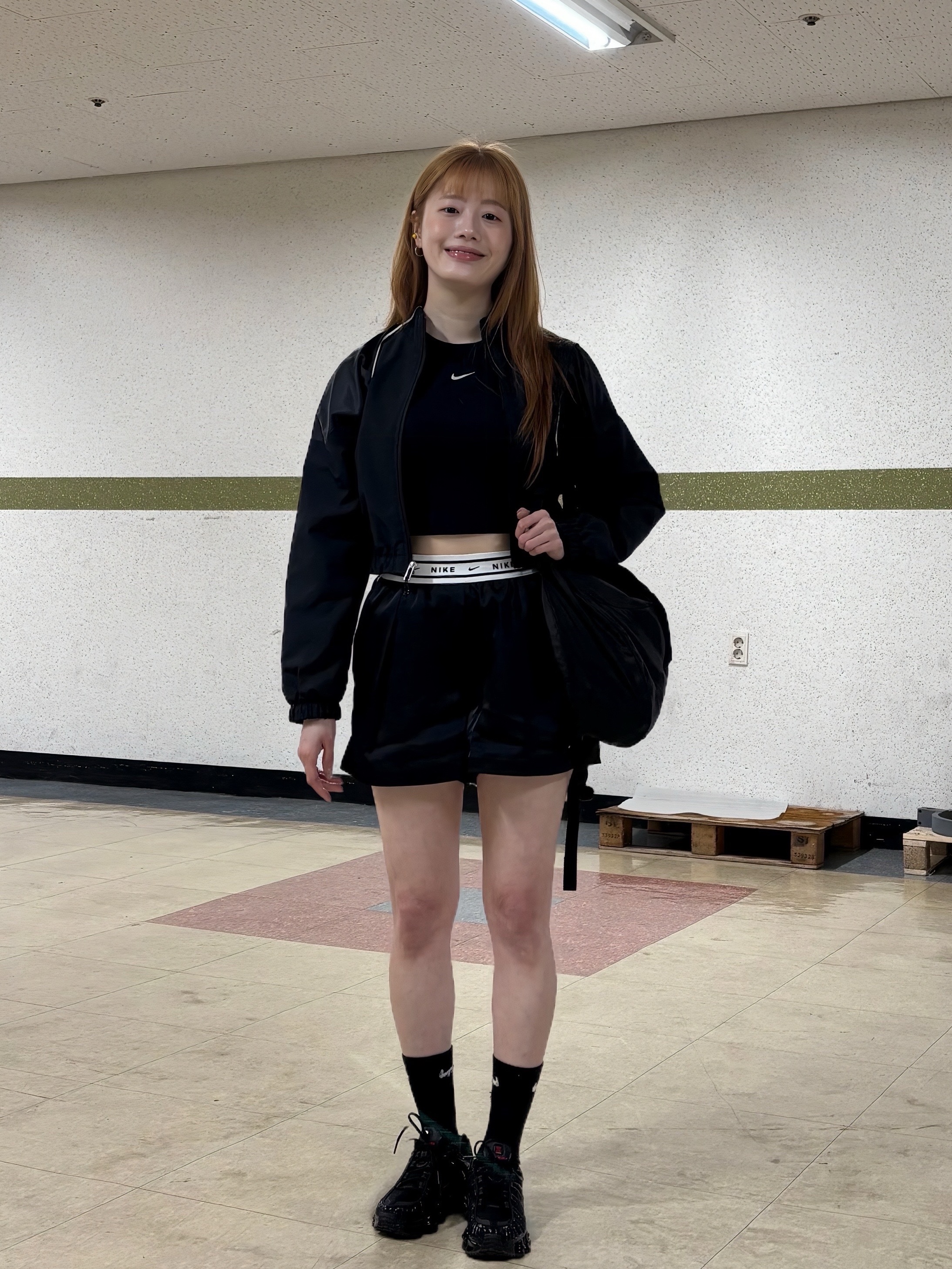 (W) Nike Shox TL Black and Max Orange, (W) NIke NSW Loose Fit Mid-Rise Satin Shorts Black Sail - Asia 착용 스타일 - 3