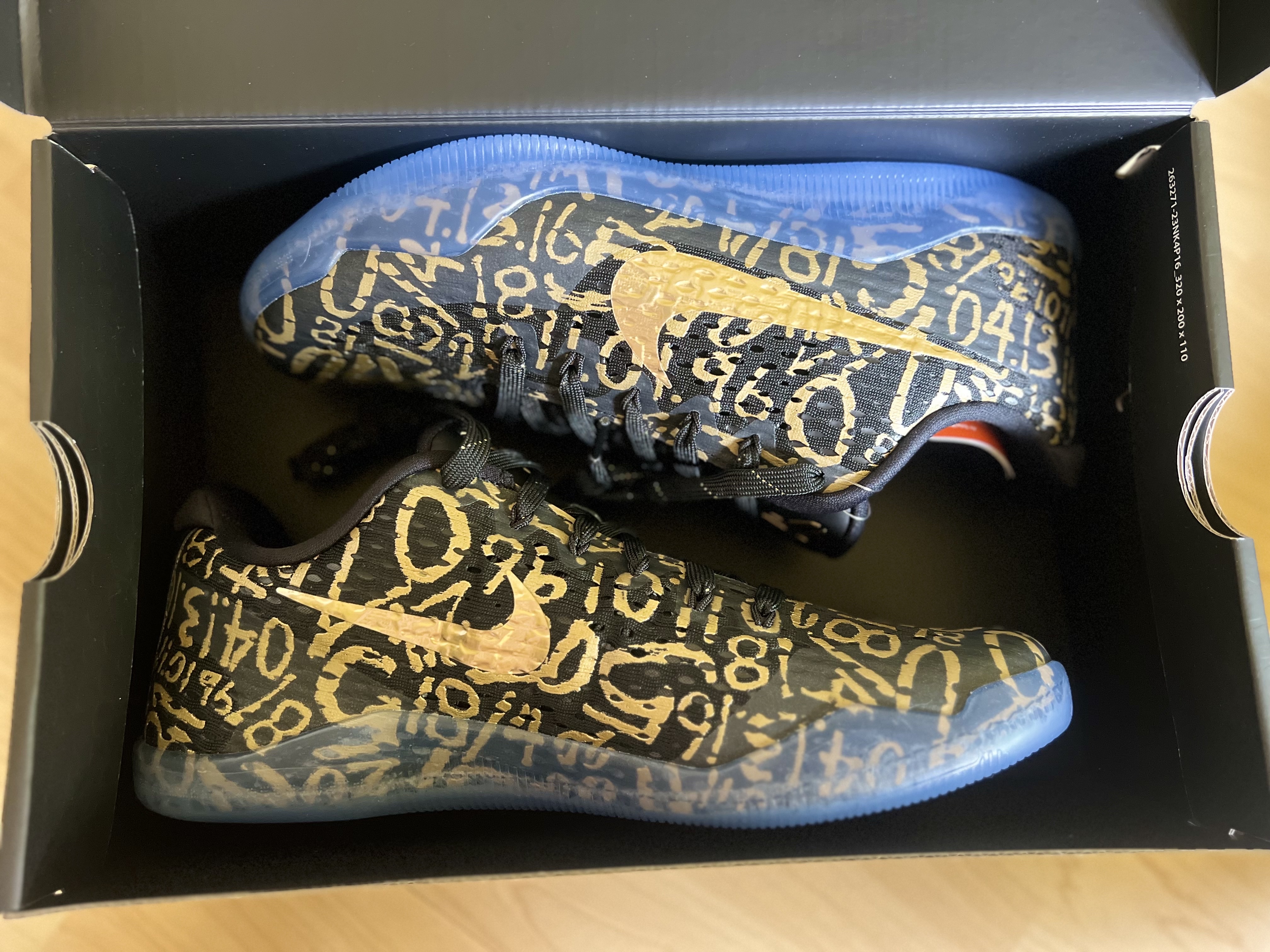 Nike Kobe 11 Protro Black and Metallic Gold 착용 스타일 - 2