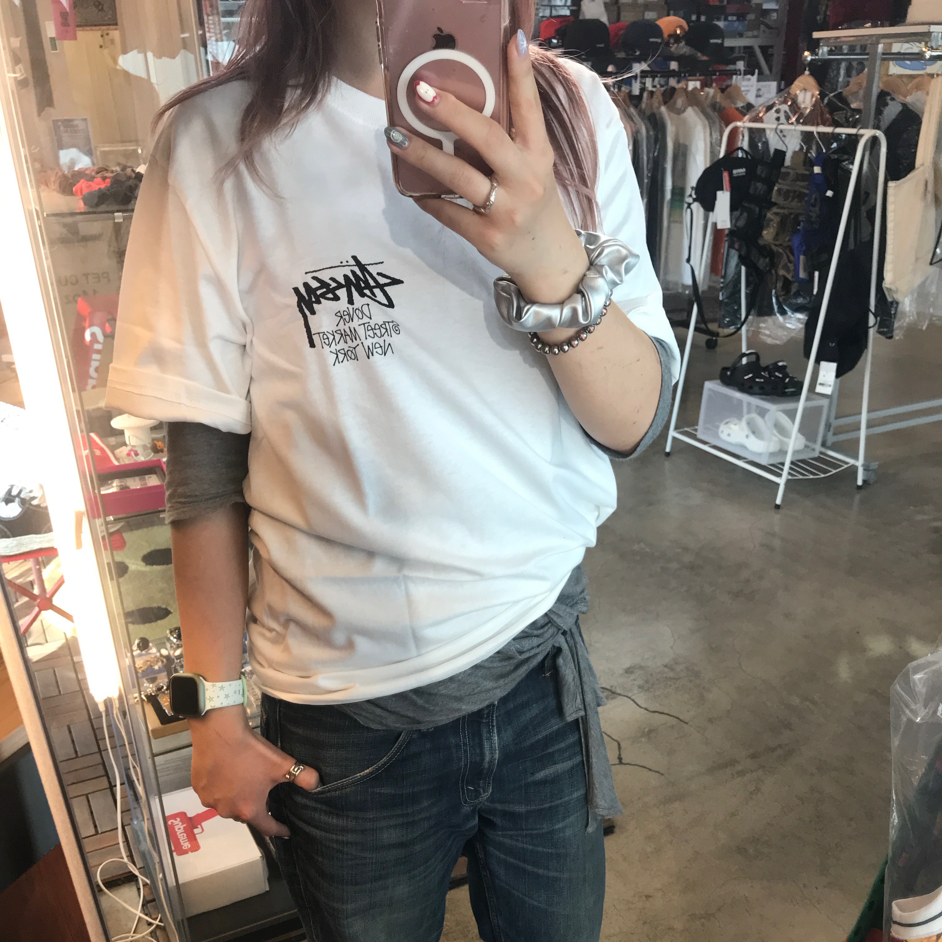 Stussy Stock DSM New York T-Shirt White 2024, Stussy Mid-Depth Big Stock Snapback Deep Blue 착용 스타일 - 2