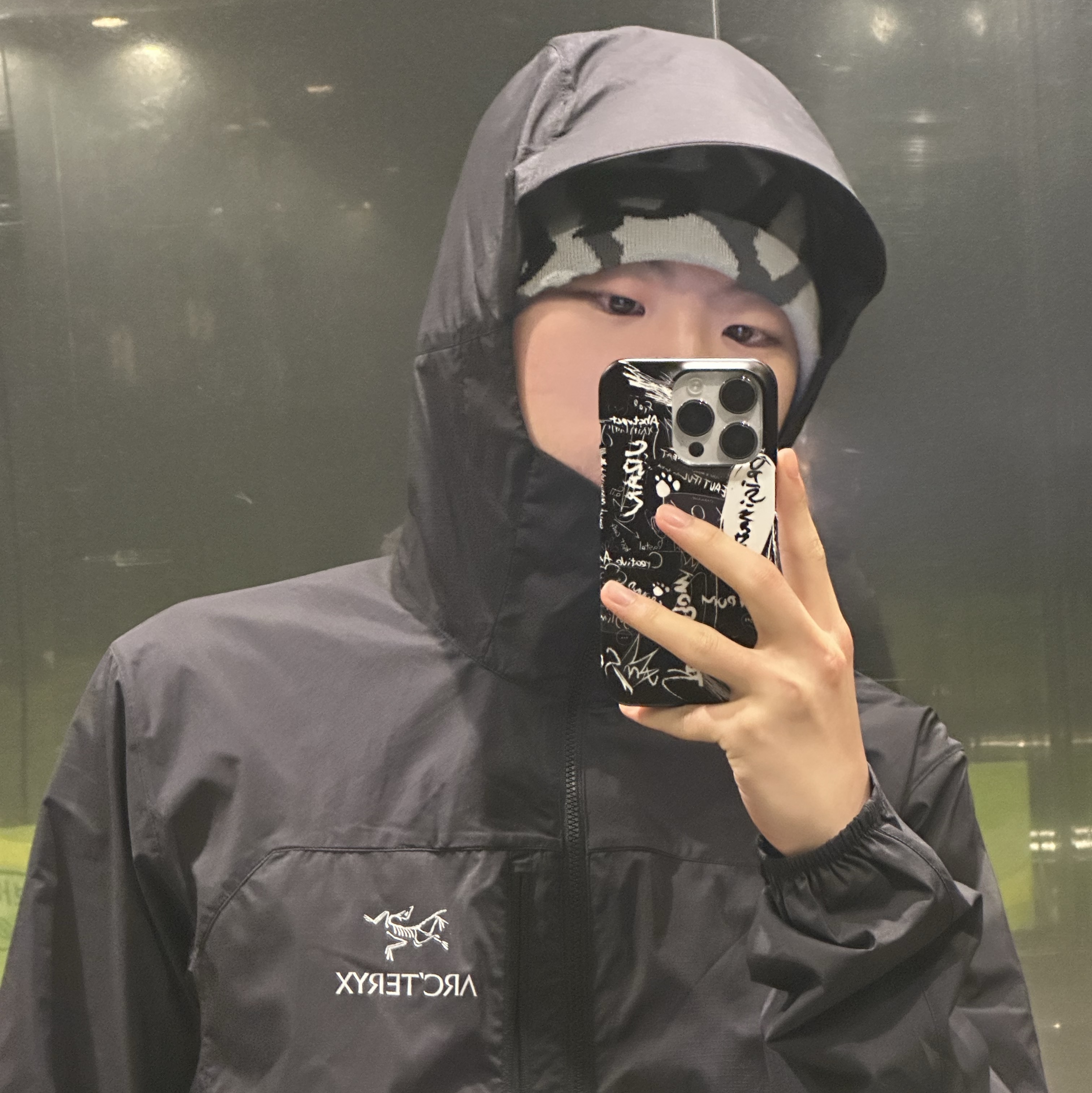 Arc'teryx Squamish Hoody Black, Rab x Gramicci Logo Beanie Slate Grey 착용 스타일
