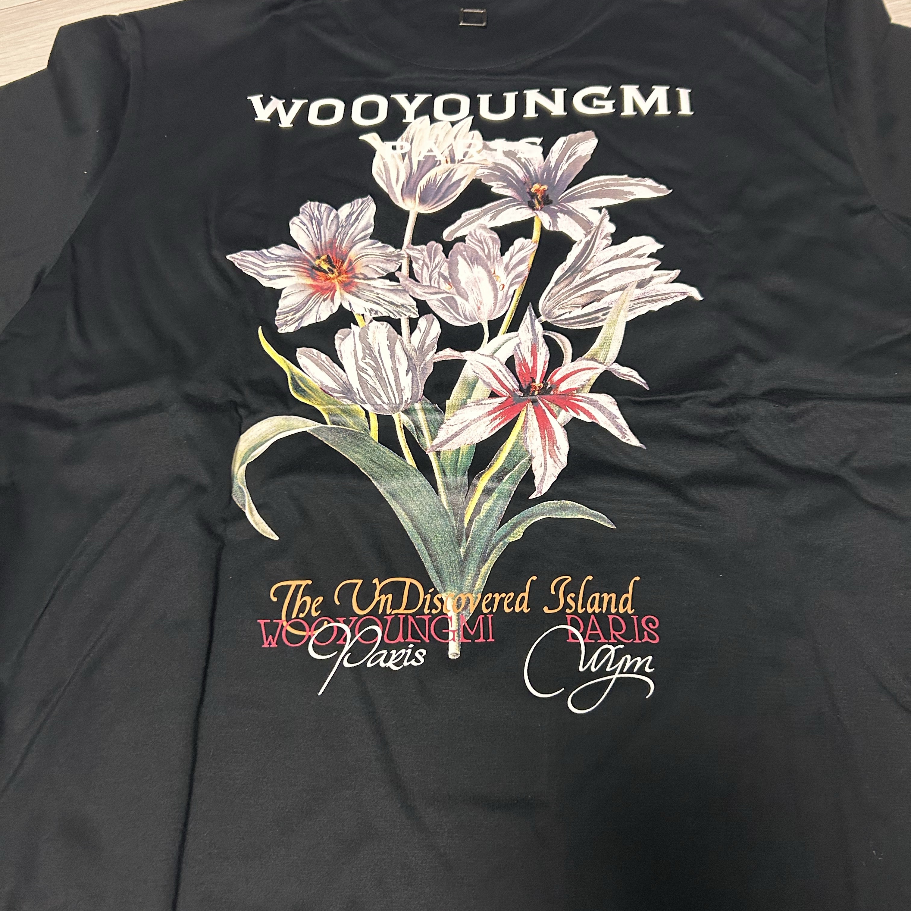 Wooyoungmi Flower Back Logo T-Shirt Black - 24SS 착용 스타일 - 1