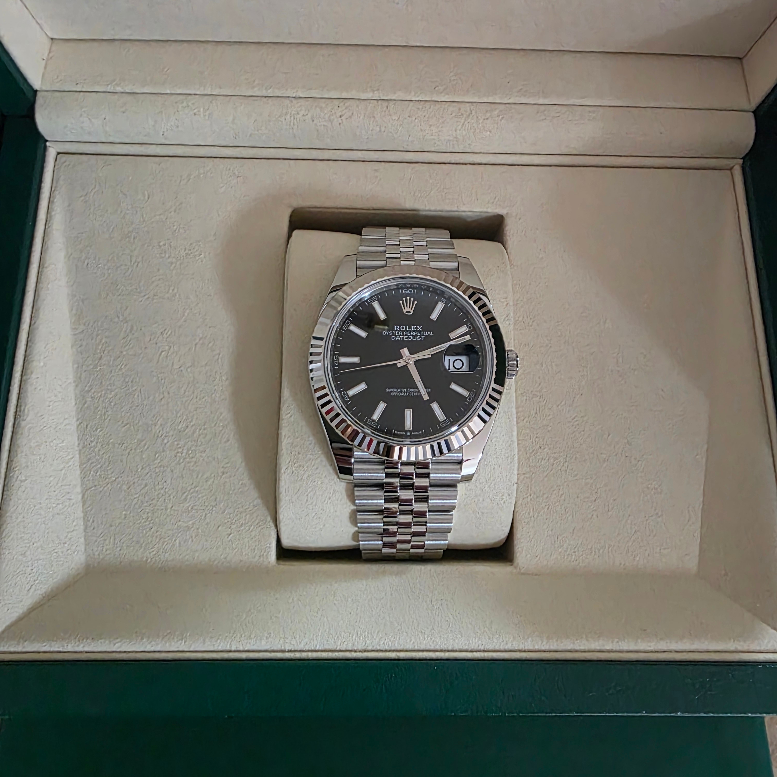 Rolex Datejust 41mm 126334 Bright Black Jubilee 착용 스타일 - 1