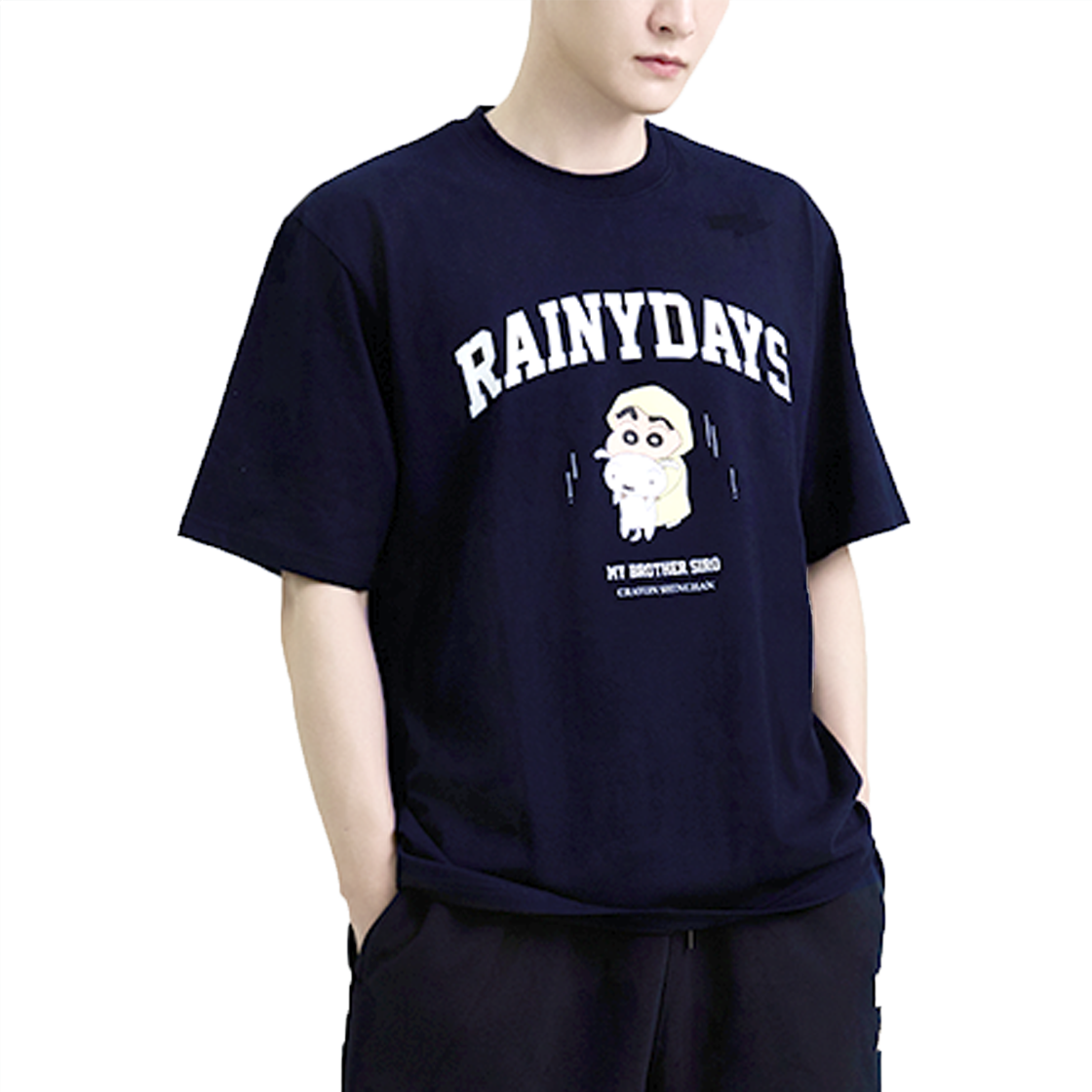 댄꼼마 X 짱구 비오는날 반팔 티셔츠 (네이비)(DANCOMMA x Crayon Shin-chan Rainy Day Short Sleeve T-Shirt (Navy)) - 4