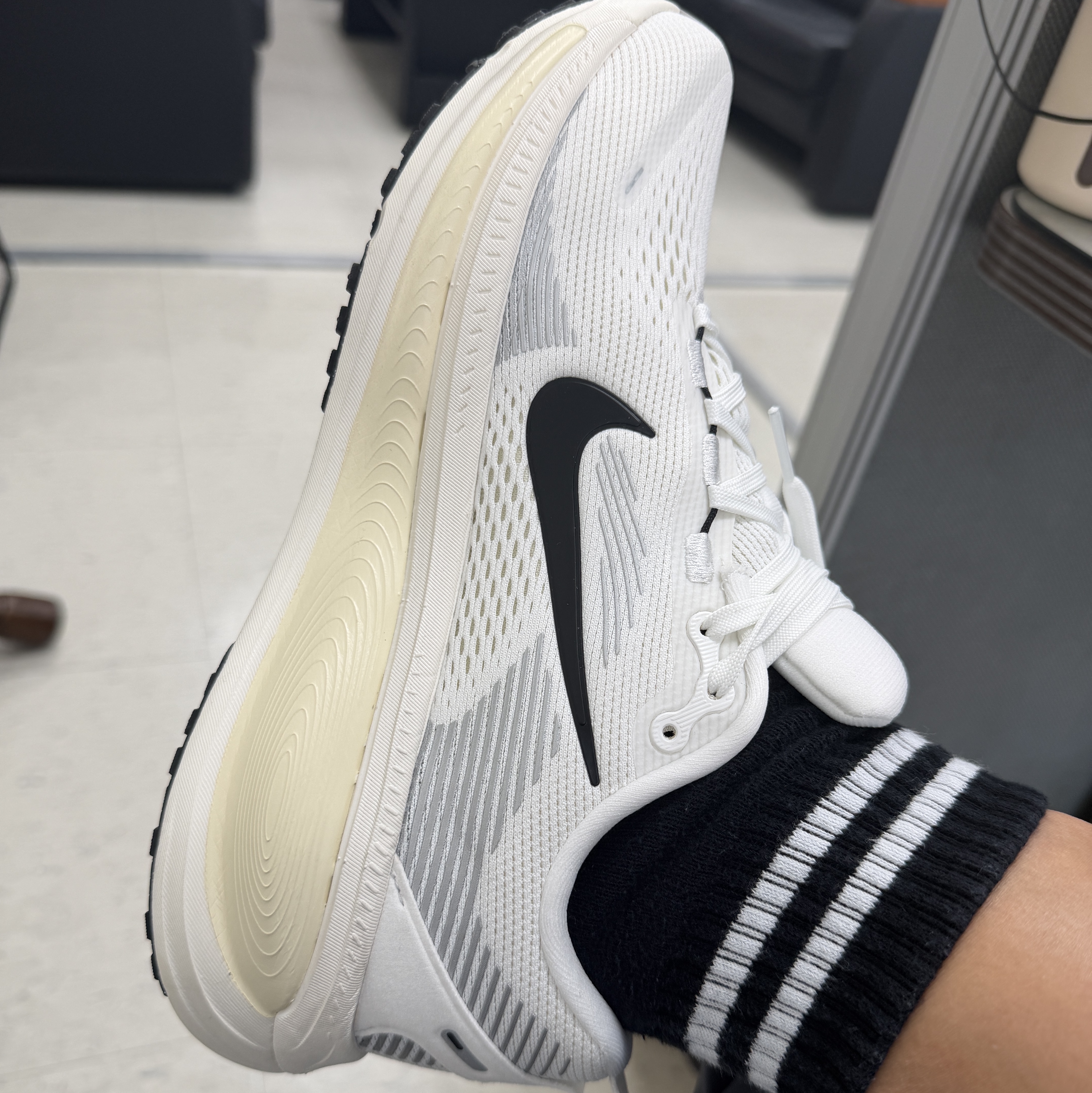 Nike Vomero 18 Summit White Coconut Milk 착용 스타일