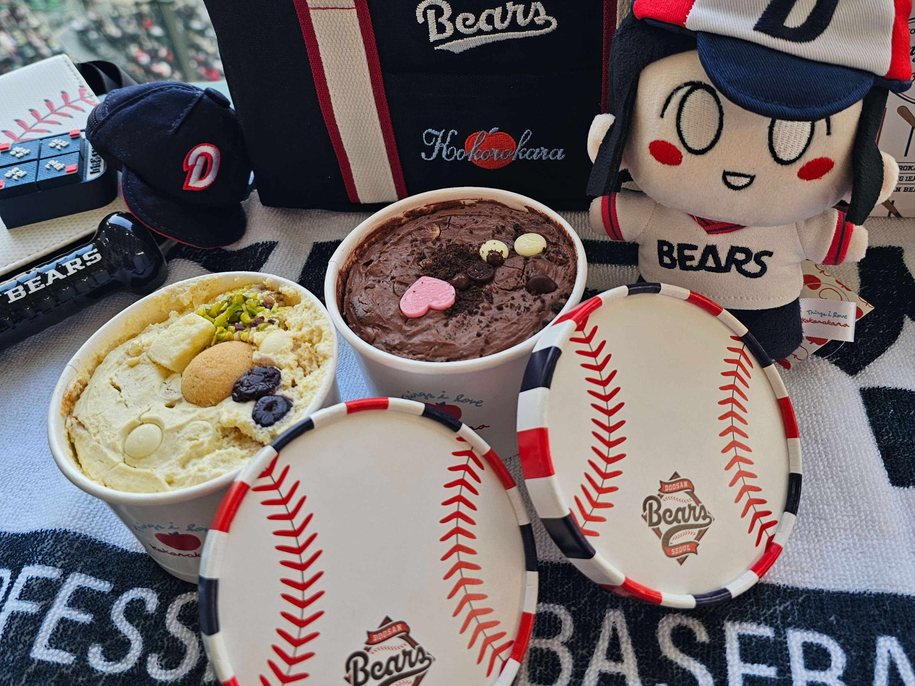 [KREAM 단독] Doosan Bears x Kokorokara Hustle Pudding 2pcs & Kokoro Bear Keyring & Cooler Bag Full Set 착용 스타일 - 2