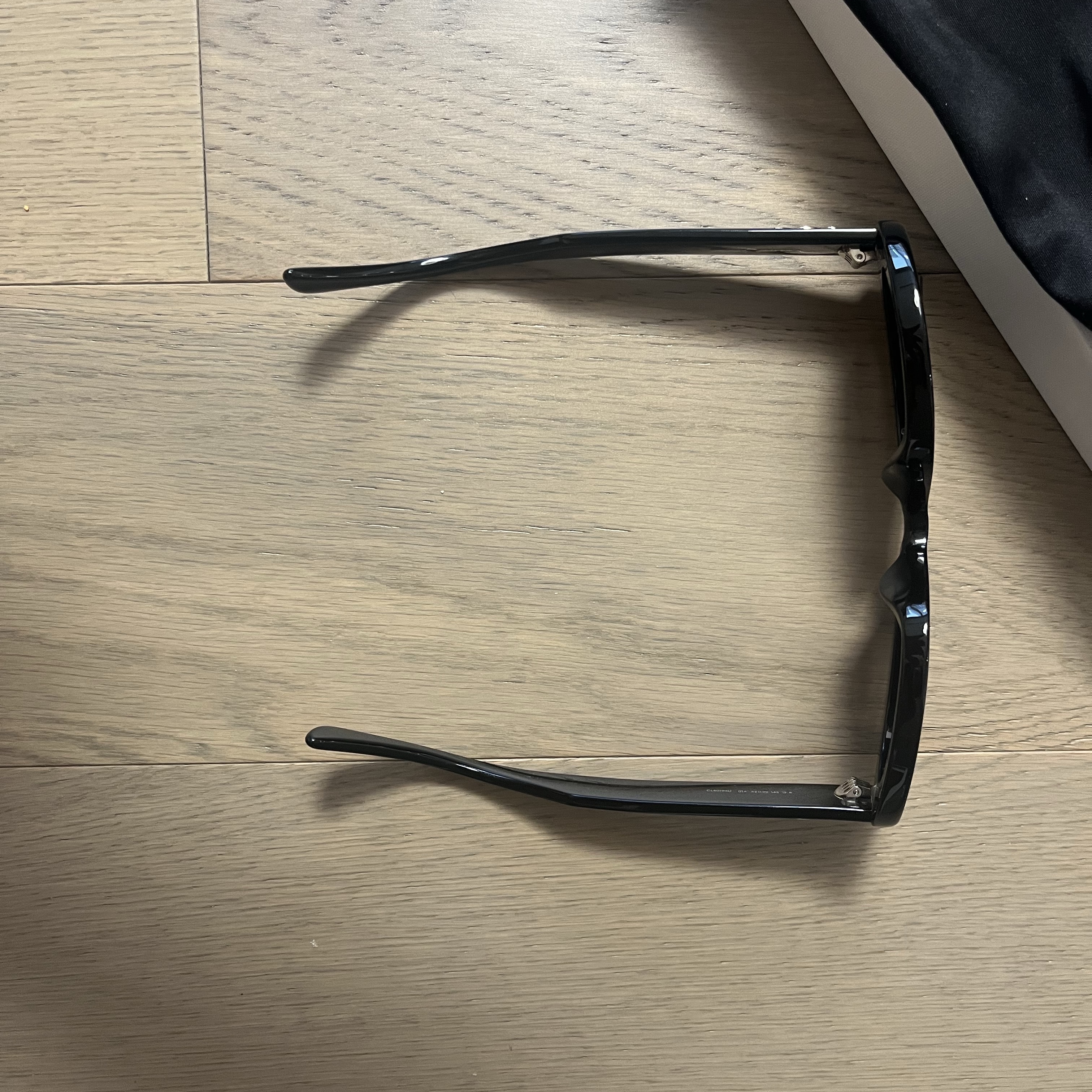 (W) Celine Triomphe 01 Sunglasses in Acetate Black 착용 스타일 - 1