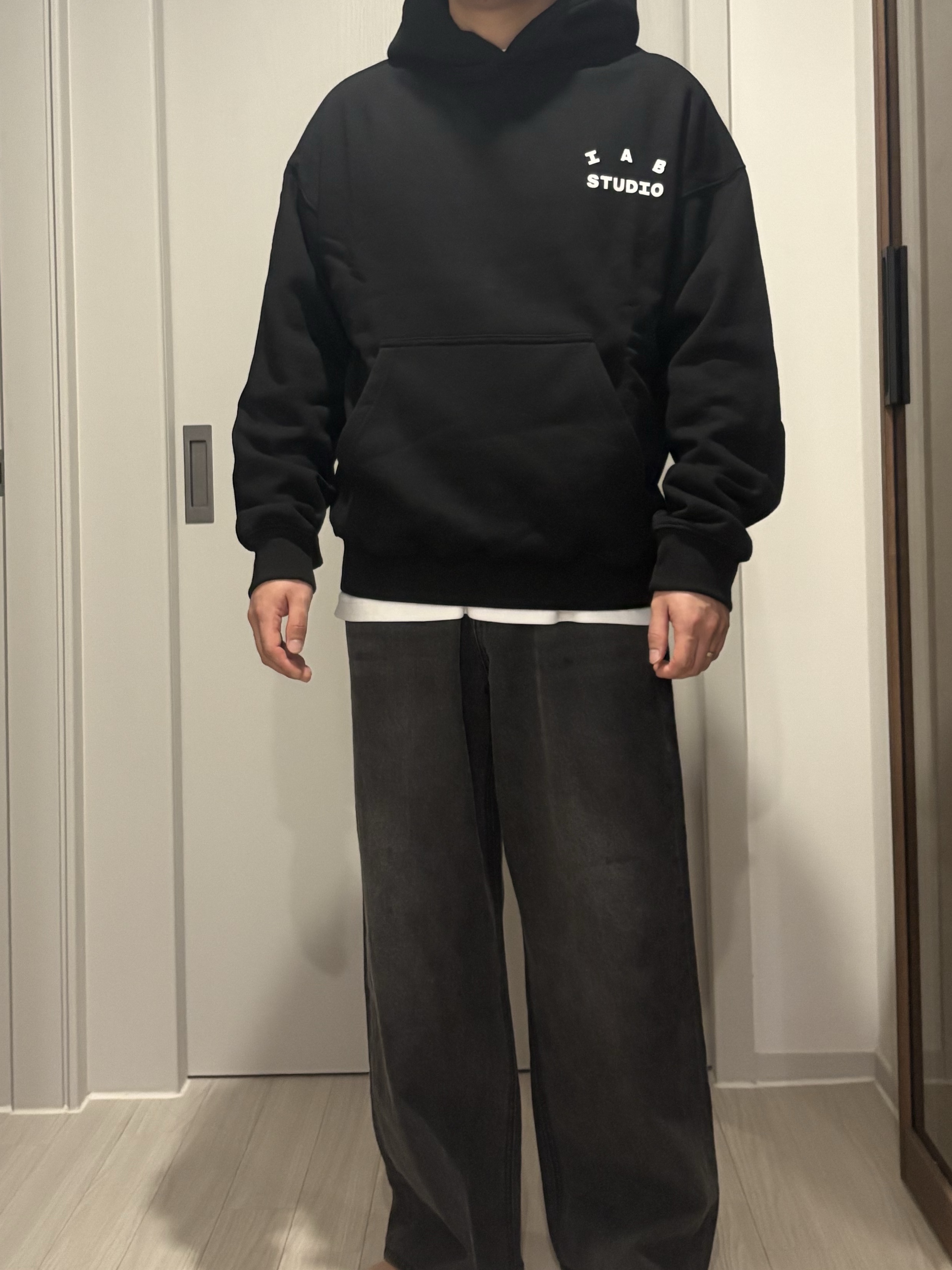 IAB Studio Hoodie Black 착용 스타일 - 2