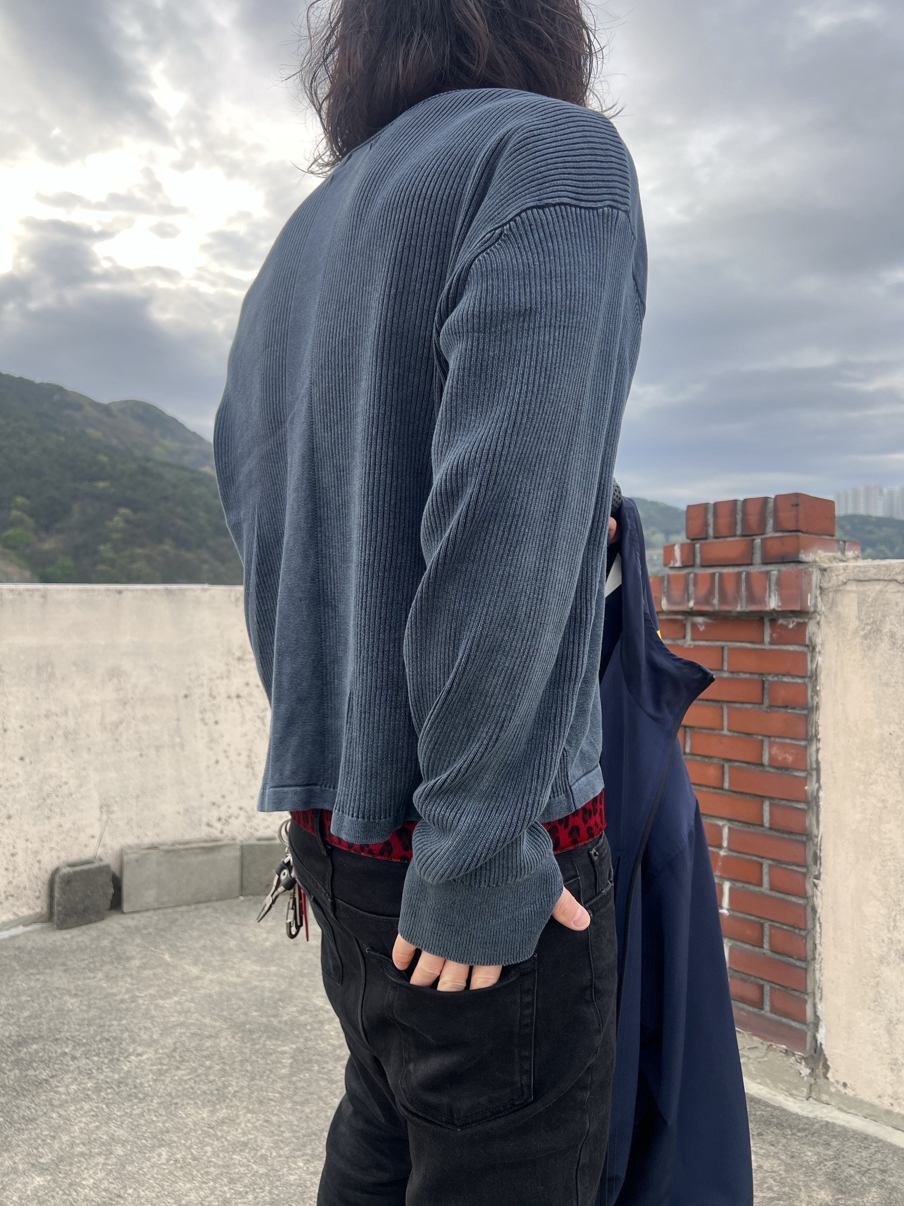 Undermycar Maigan Padded Shoulder Zip-Up Blouson India Ink - 23FW, Undermycar Calf Hair Module Belt Strap Red Leopard 착용 스타일 - 5