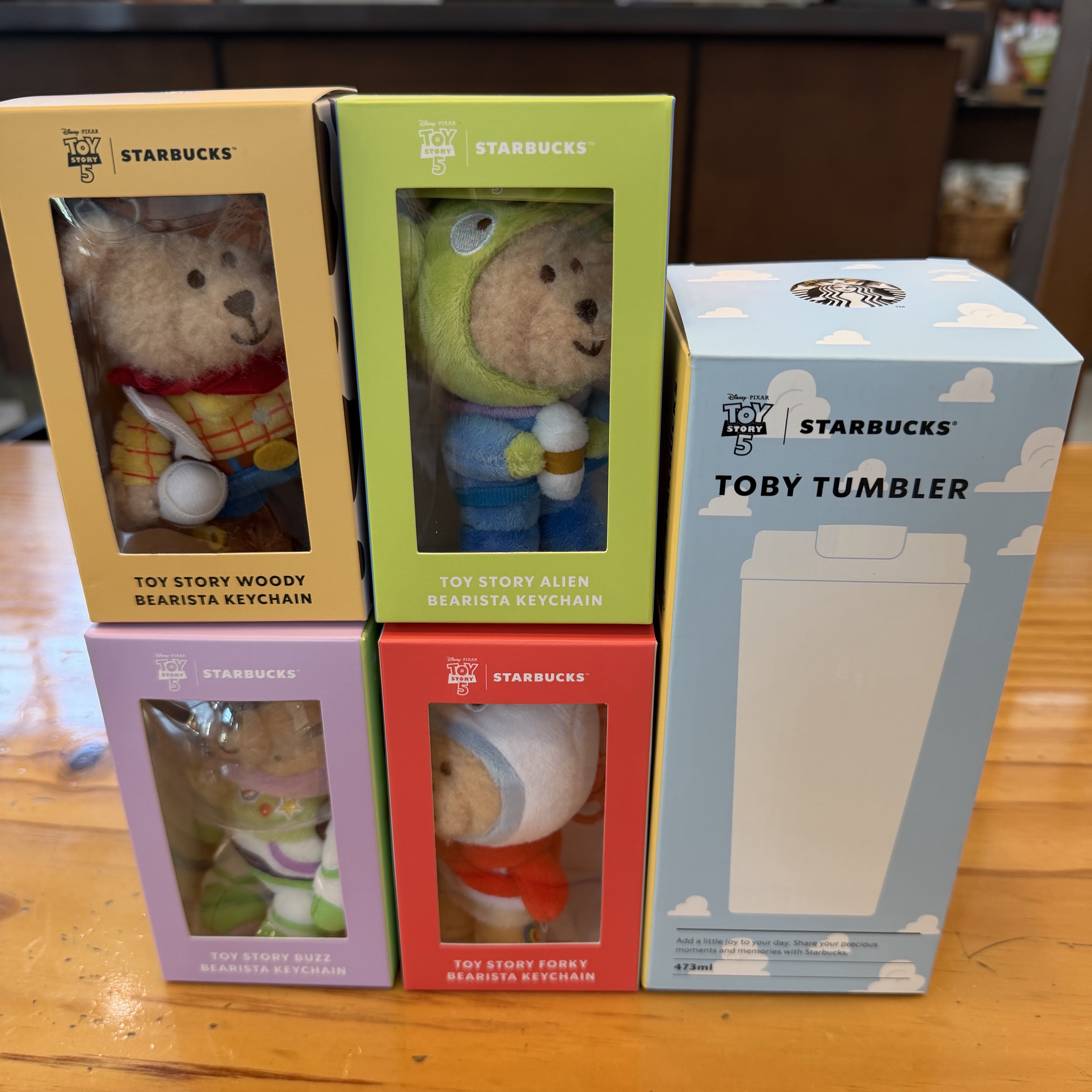 Starbucks x Toy Story 5 MD Woody Bearista Keychain Yellow, Starbucks x Toy Story 5 MD Buzz Bearista Keychain Purple 착용 스타일