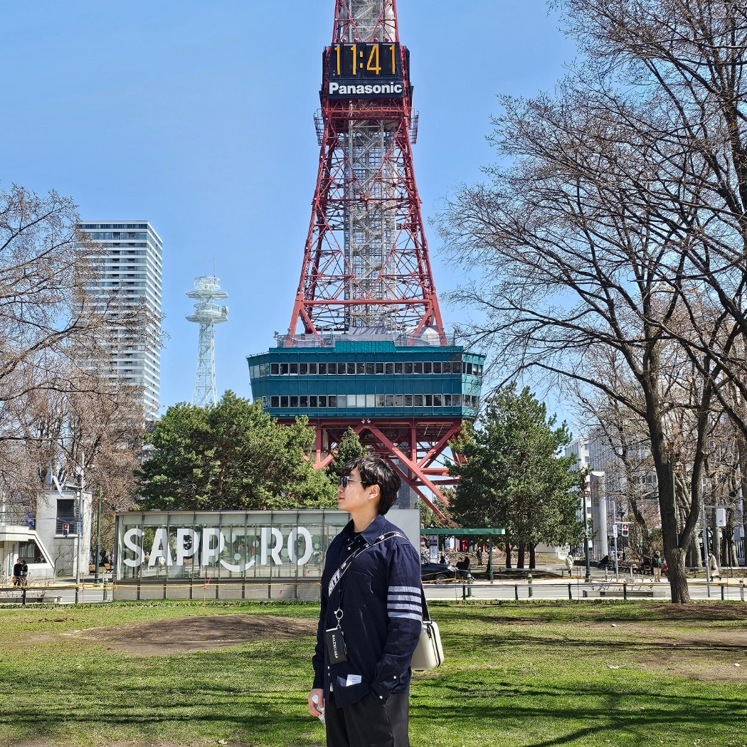 Thom Browne Solid Flannel 4-Bar Straight Fit Shirt Navy, Balenciaga Square Frame Metal Sunglasses Blue 착용 스타일