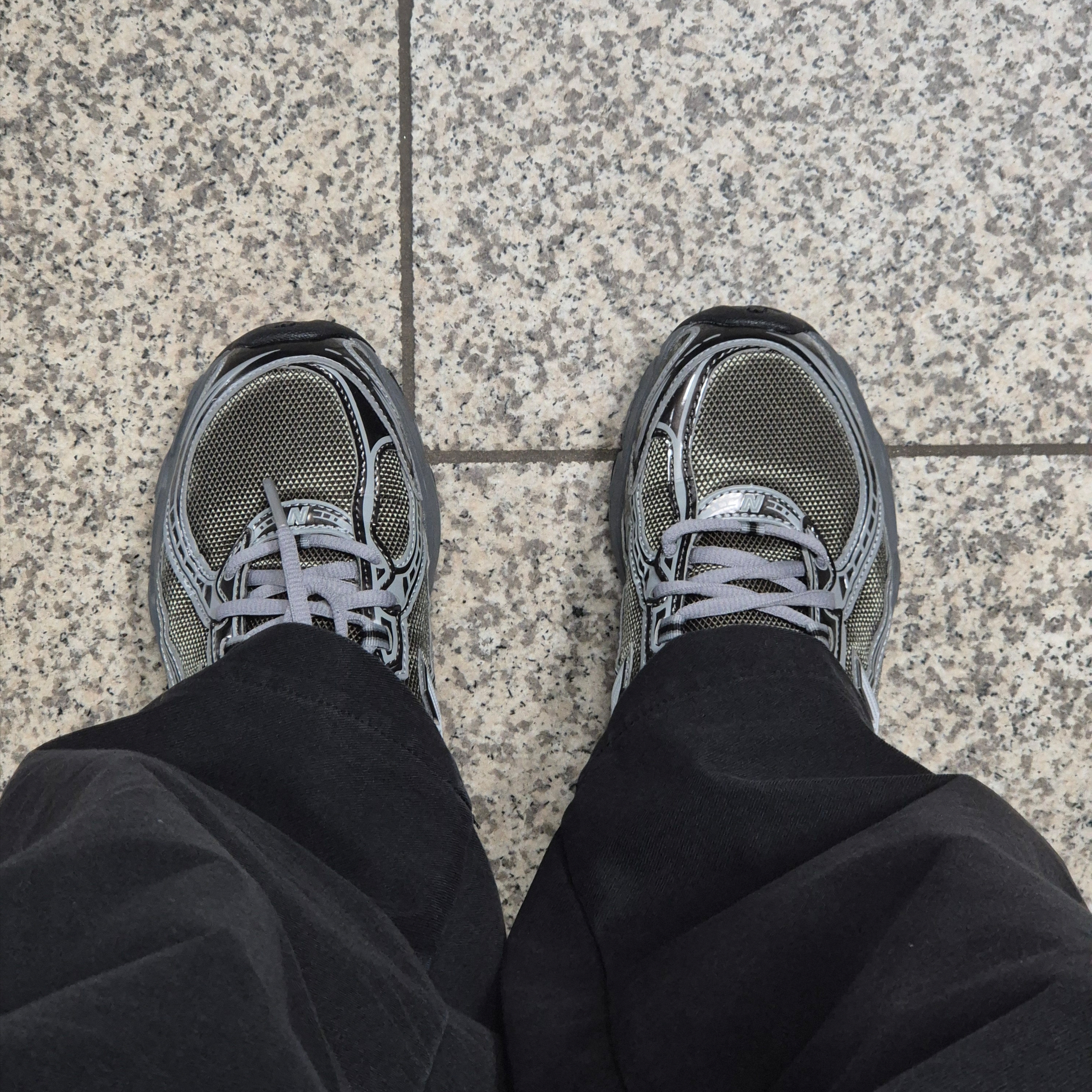 New Balance 740 Black Metallic 착용 스타일