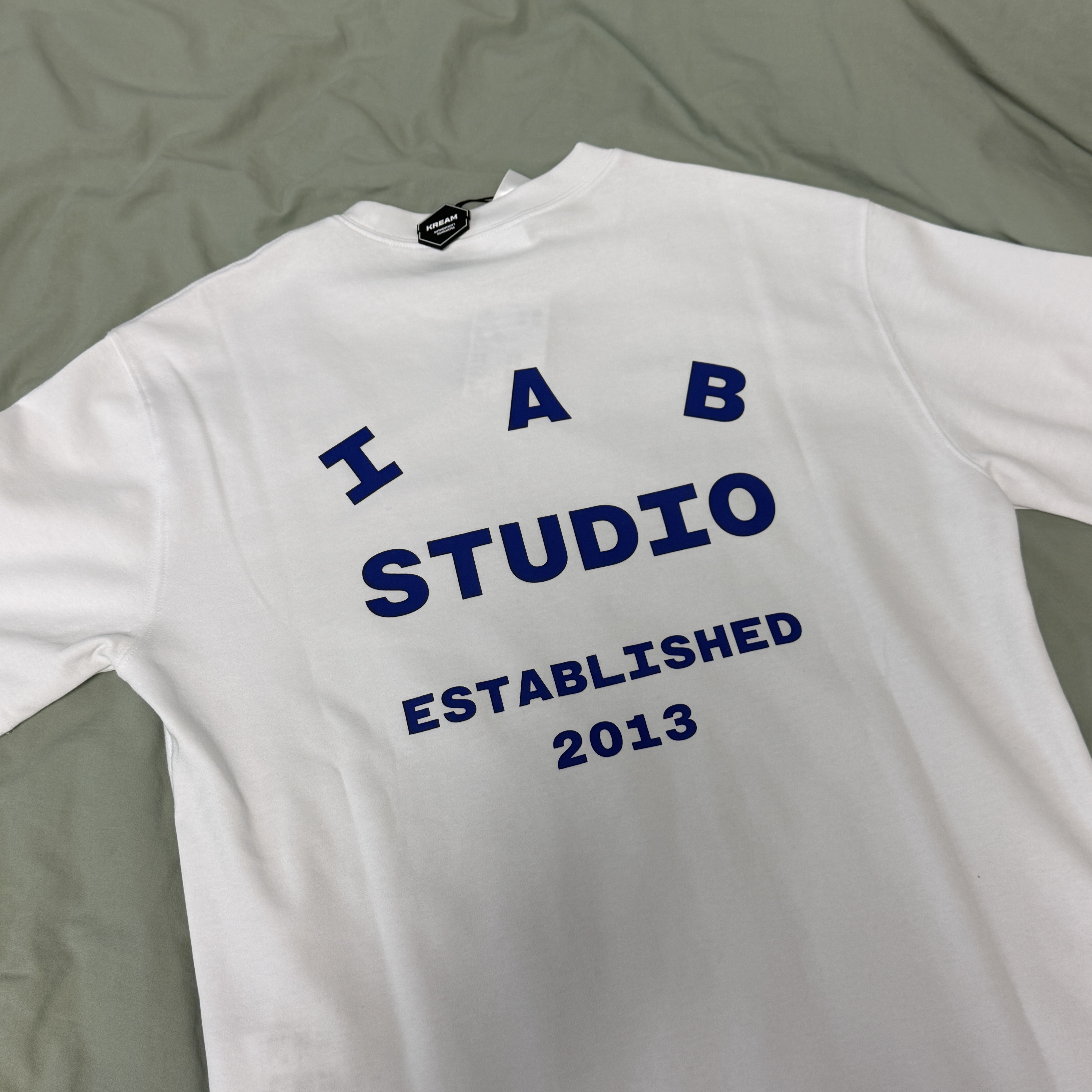 IAB Studio 26 IAB T-Shirt White Navy, IAB Studio 26 IAB T-Shirt Charcoal White 착용 스타일 - 2