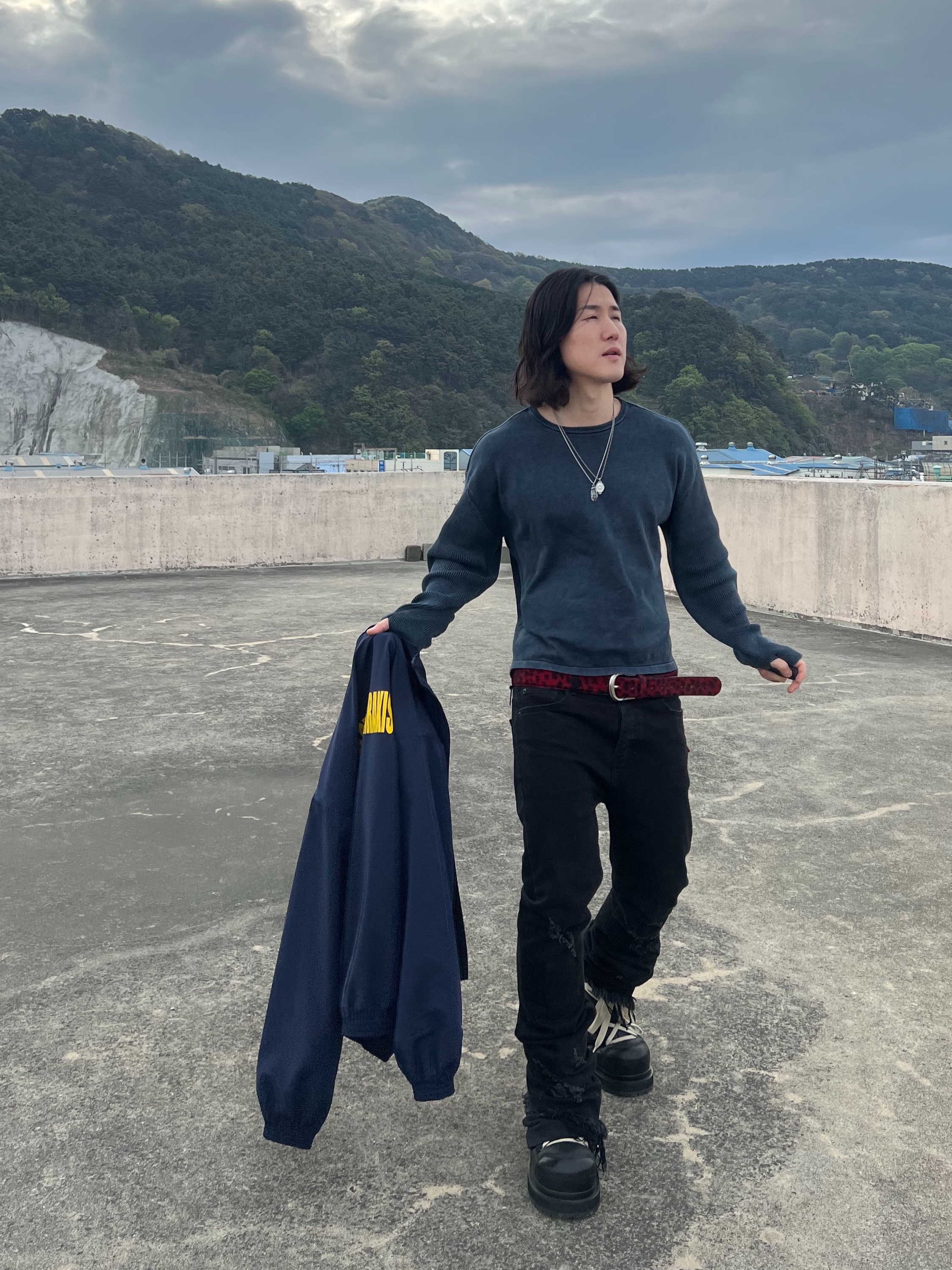 Undermycar Maigan Padded Shoulder Zip-Up Blouson India Ink - 23FW, Undermycar Calf Hair Module Belt Strap Red Leopard 착용 스타일 - 7