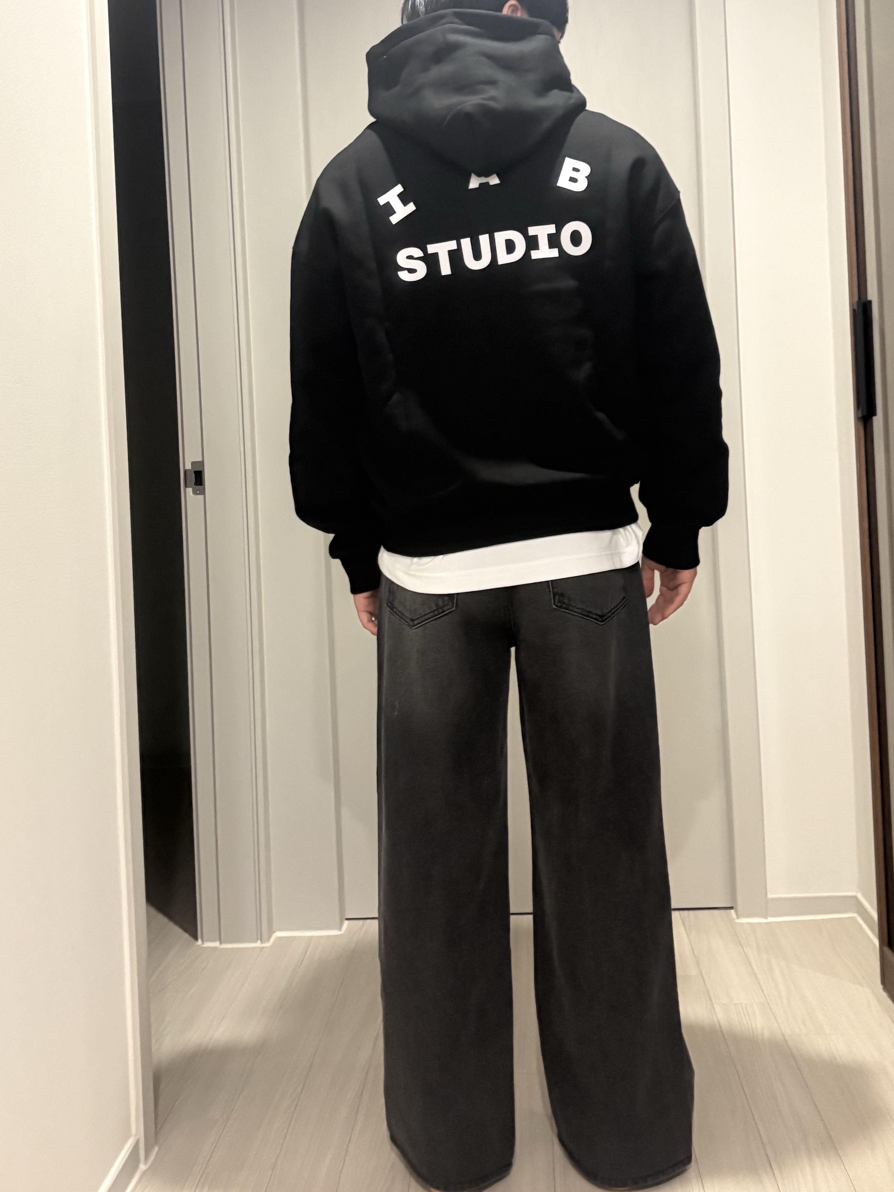 IAB Studio Hoodie Black 착용 스타일 - 5