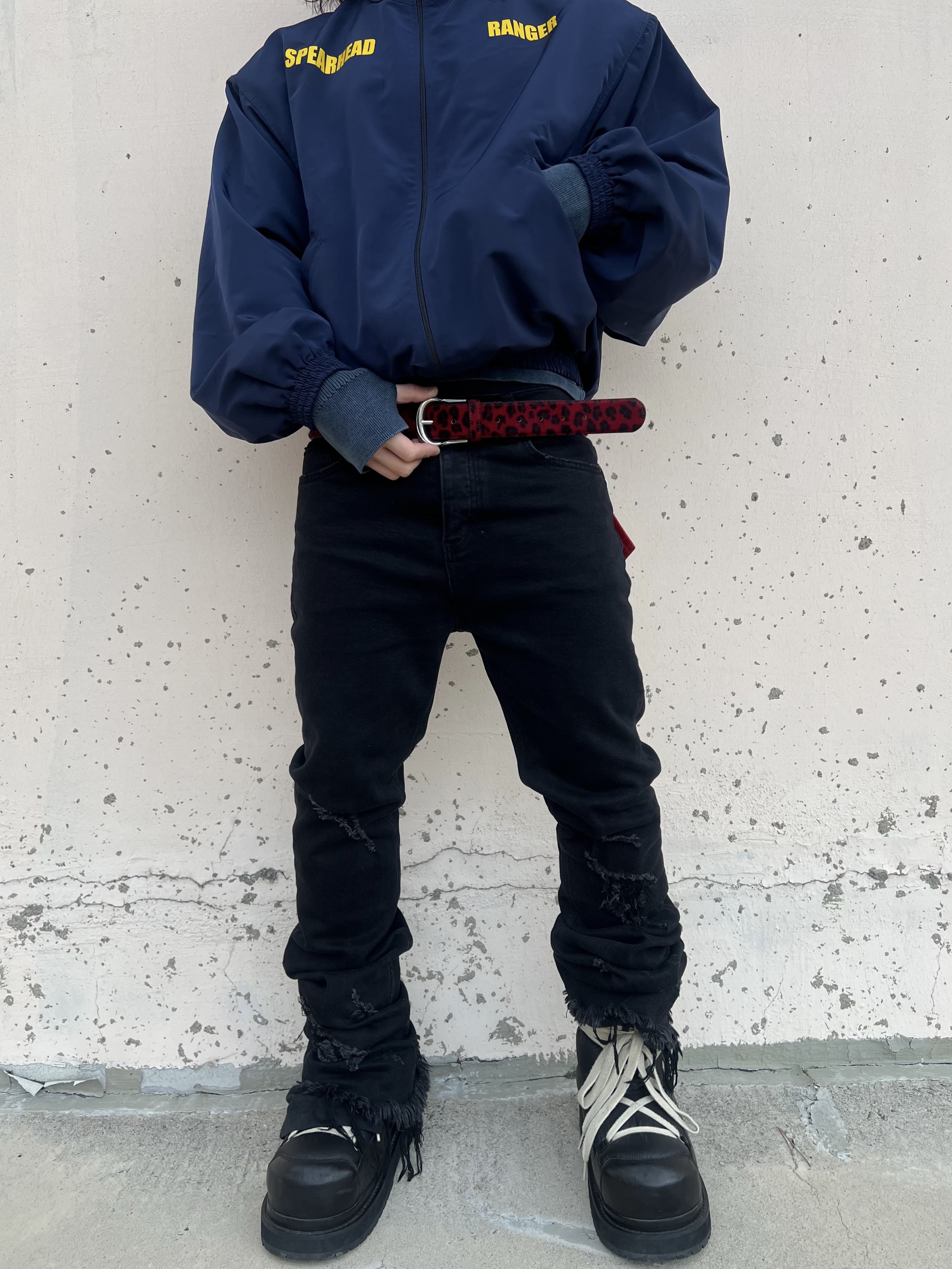 Undermycar Maigan Padded Shoulder Zip-Up Blouson India Ink - 23FW, Undermycar Calf Hair Module Belt Strap Red Leopard 착용 스타일 - 1