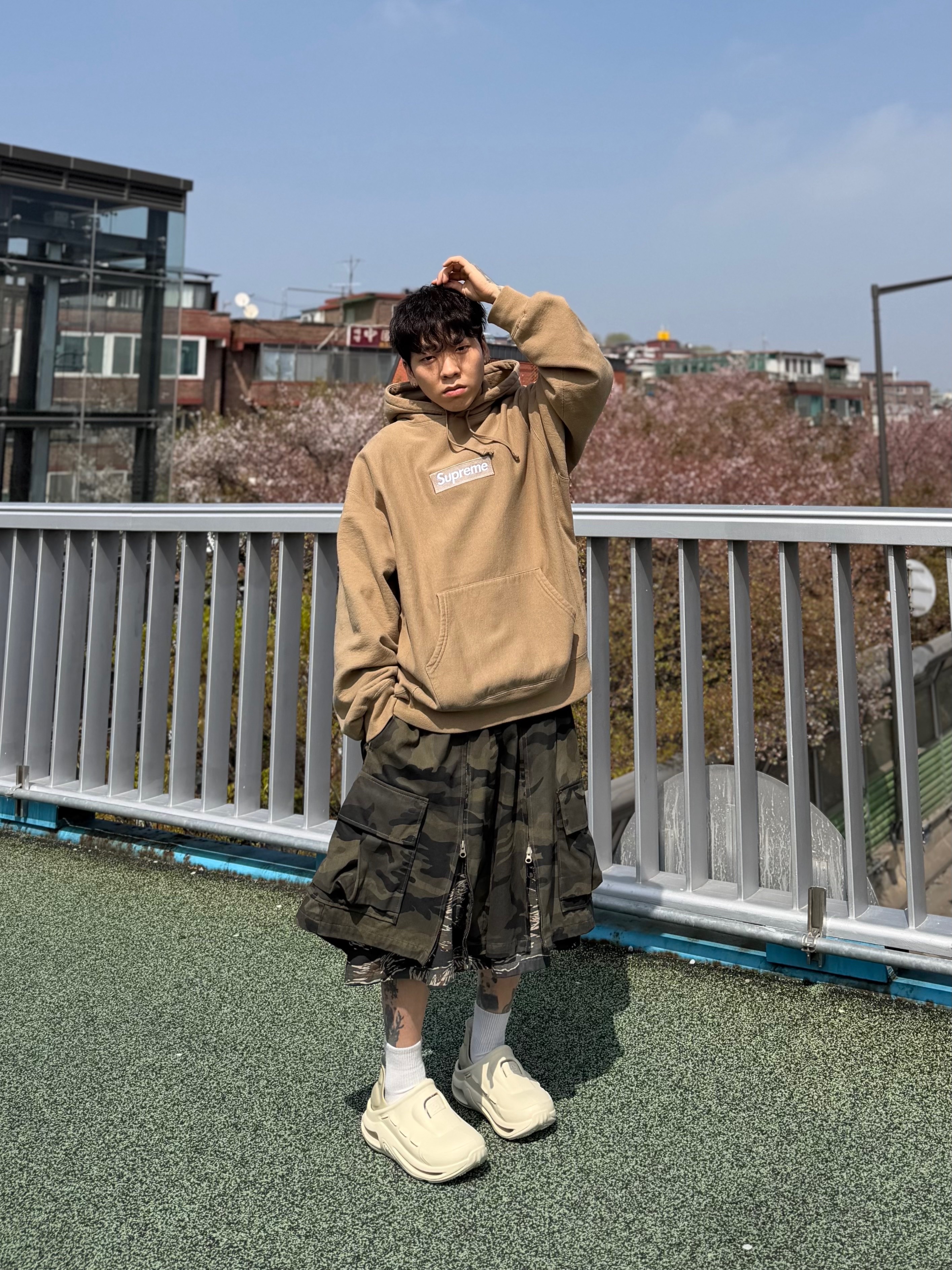 Supreme Box Logo Hooded Sweatshirt Dark Sand - 23FW 착용 스타일 - 4