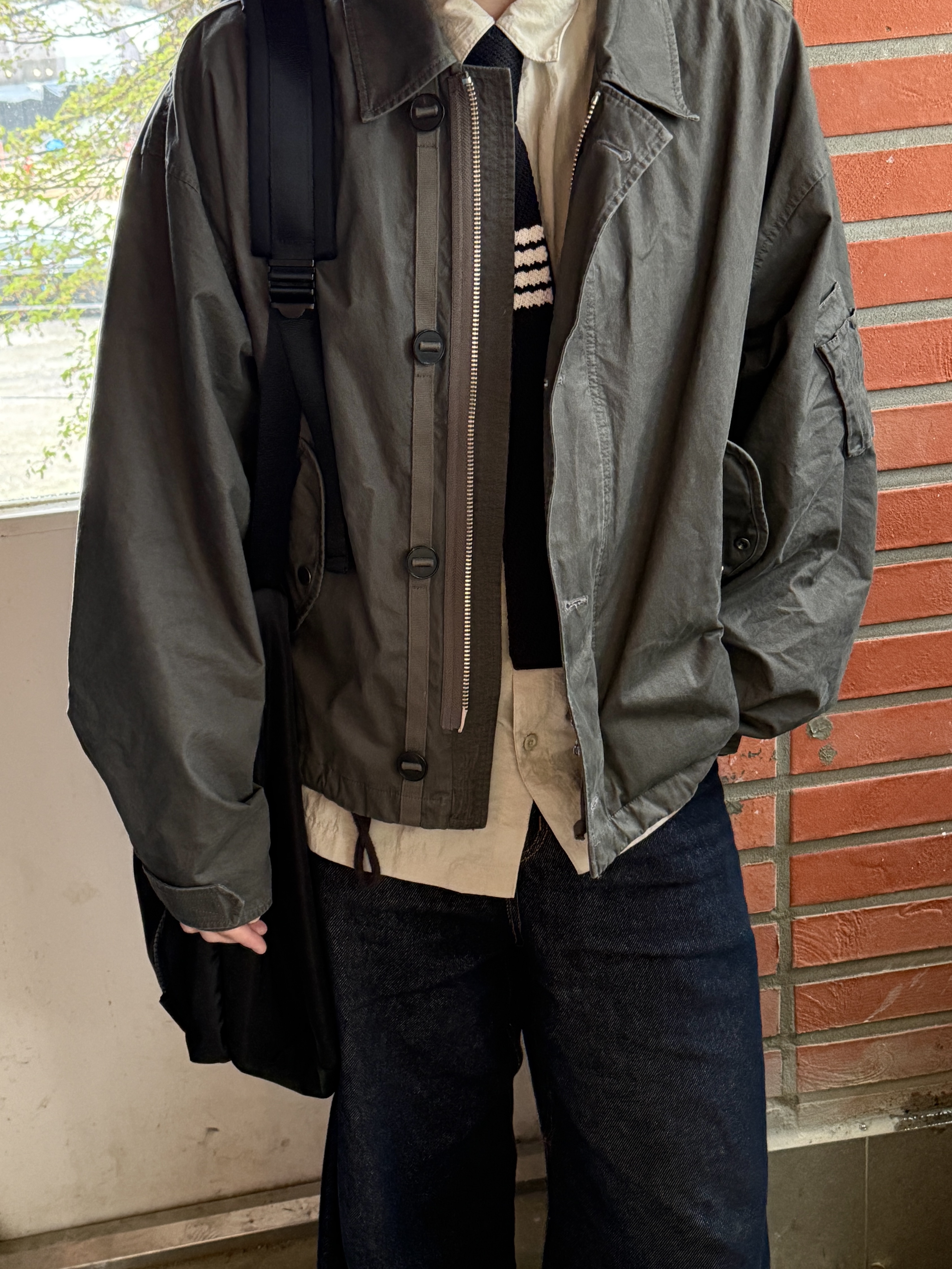 Dr. Martens 1461 Crazy Horse Dark Brown, Thom Browne Silk Knit 4-Bar Tie Black 착용 스타일 - 2